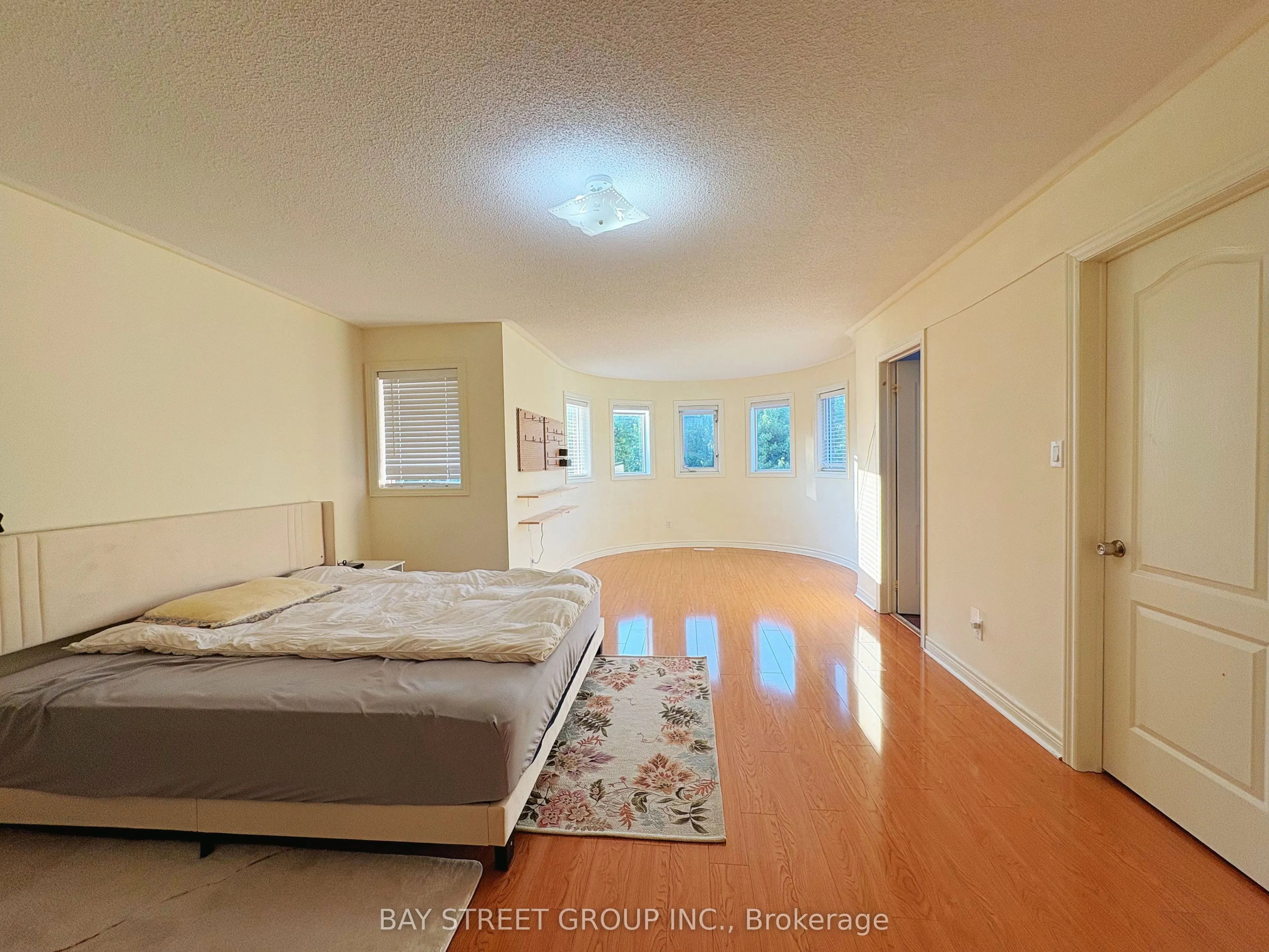 98 Snowy Meadow Avenue