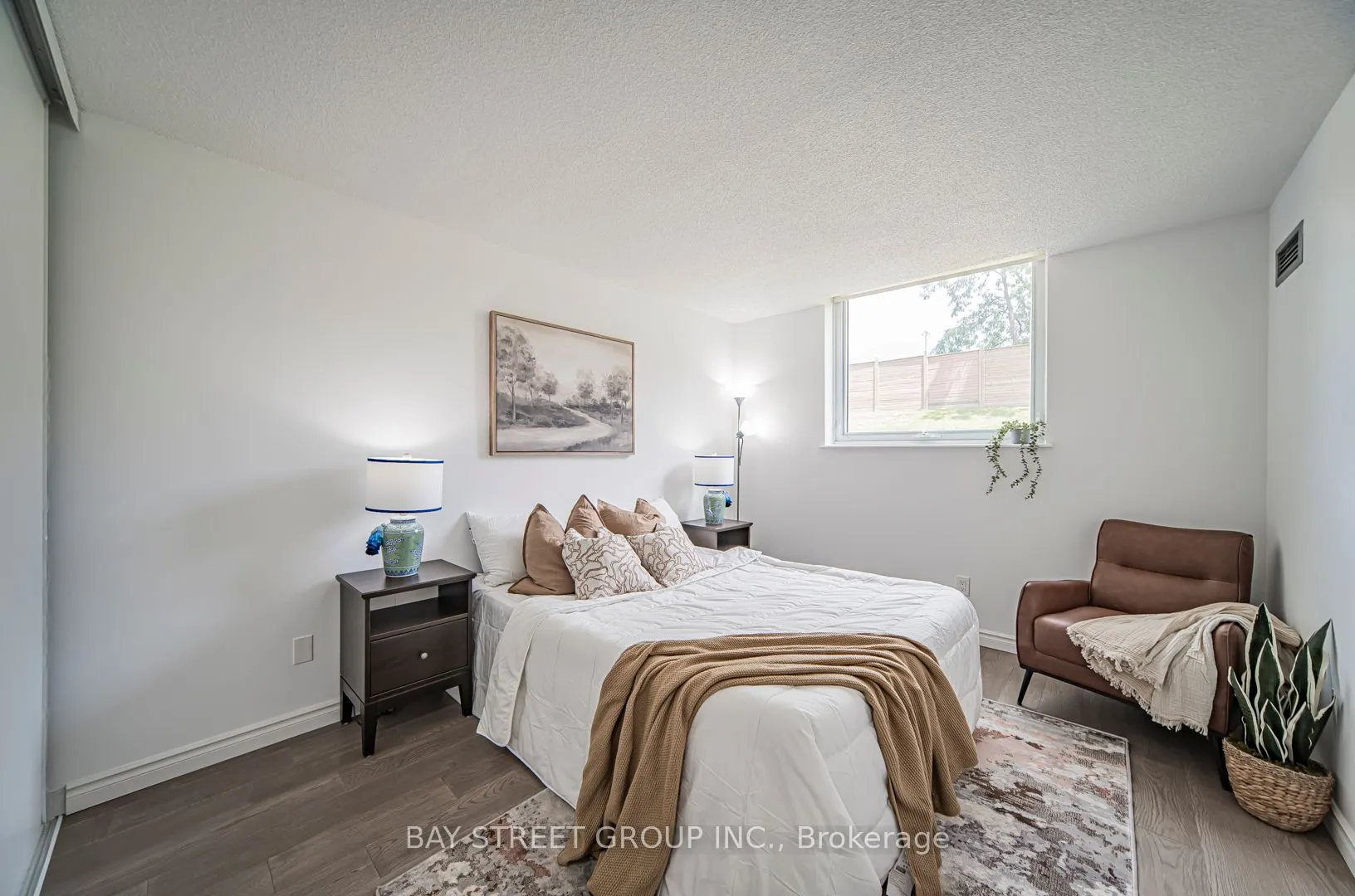 326 Major Mackenzie Drive E, #102