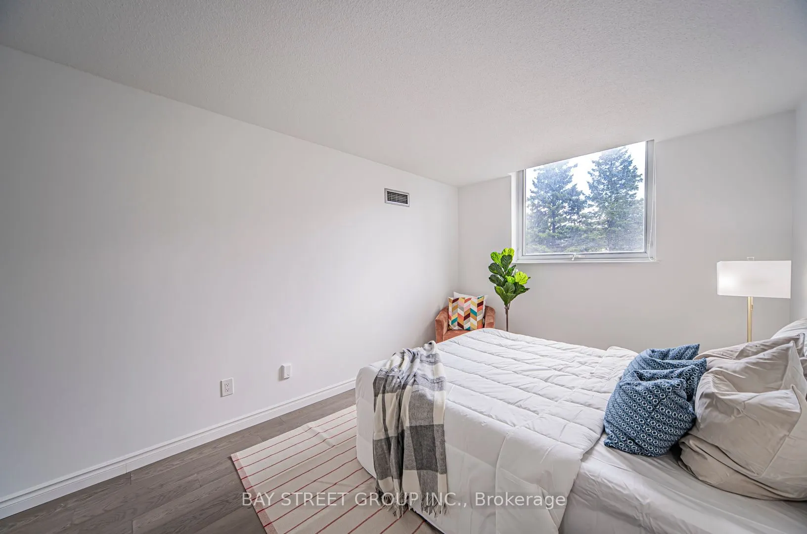 326 Major Mackenzie Drive E, #102