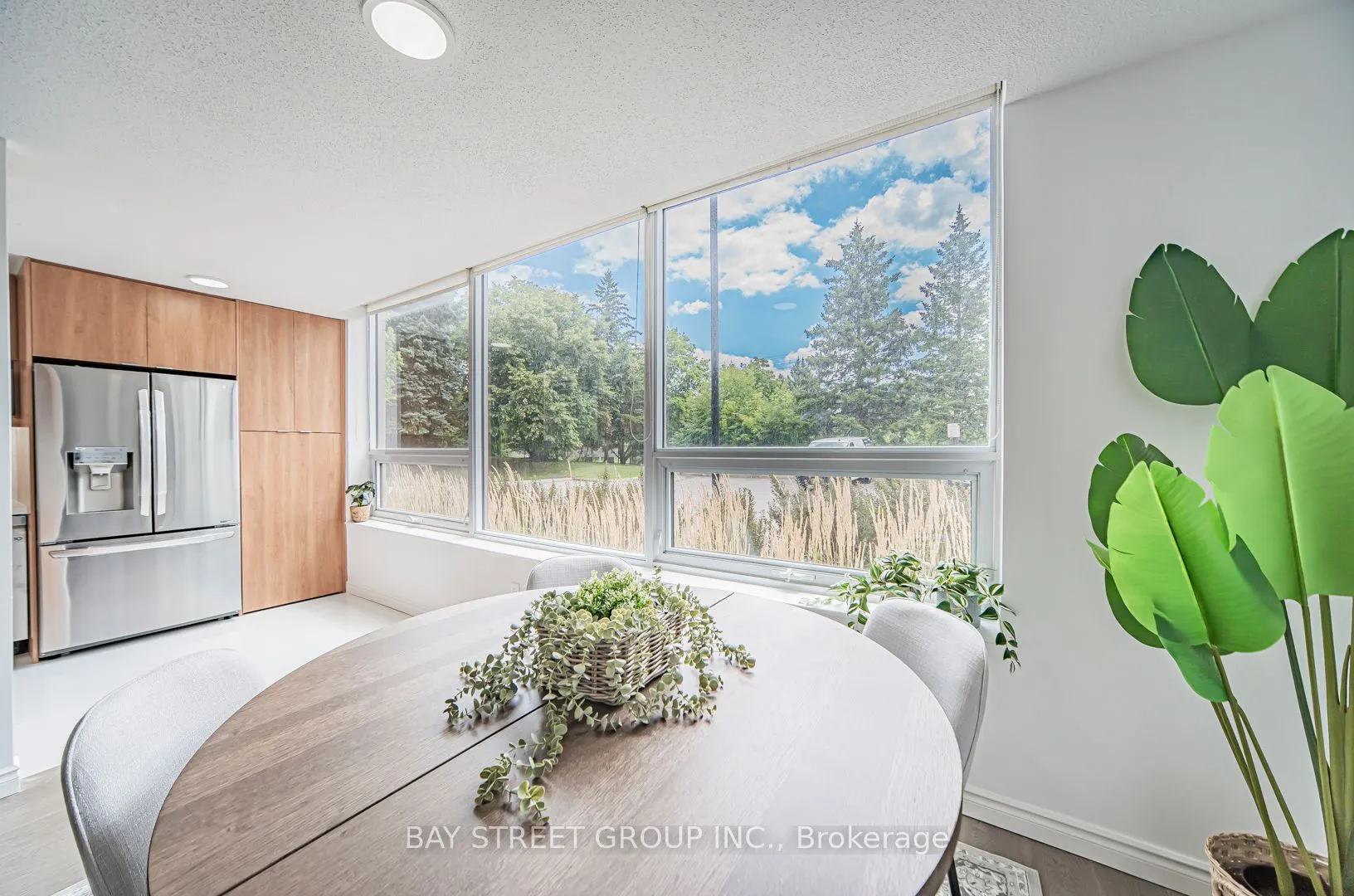 326 Major Mackenzie Drive E, #102