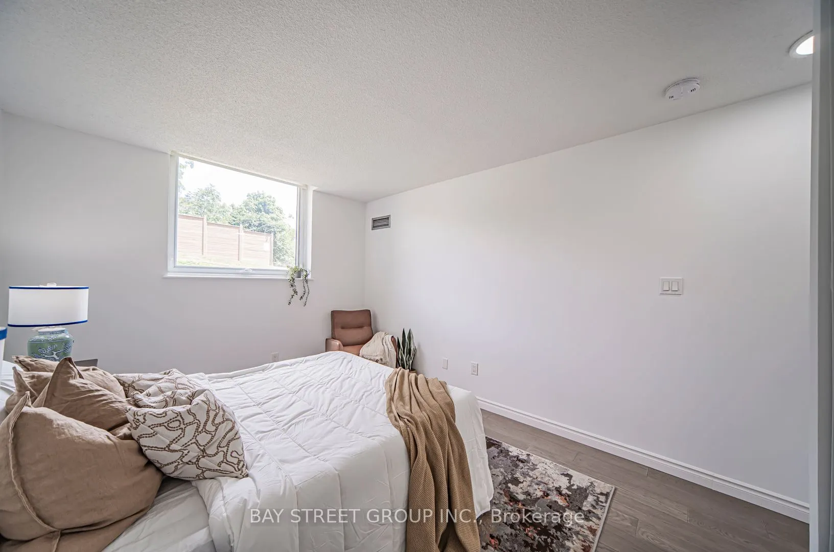 326 Major Mackenzie Drive E, #102