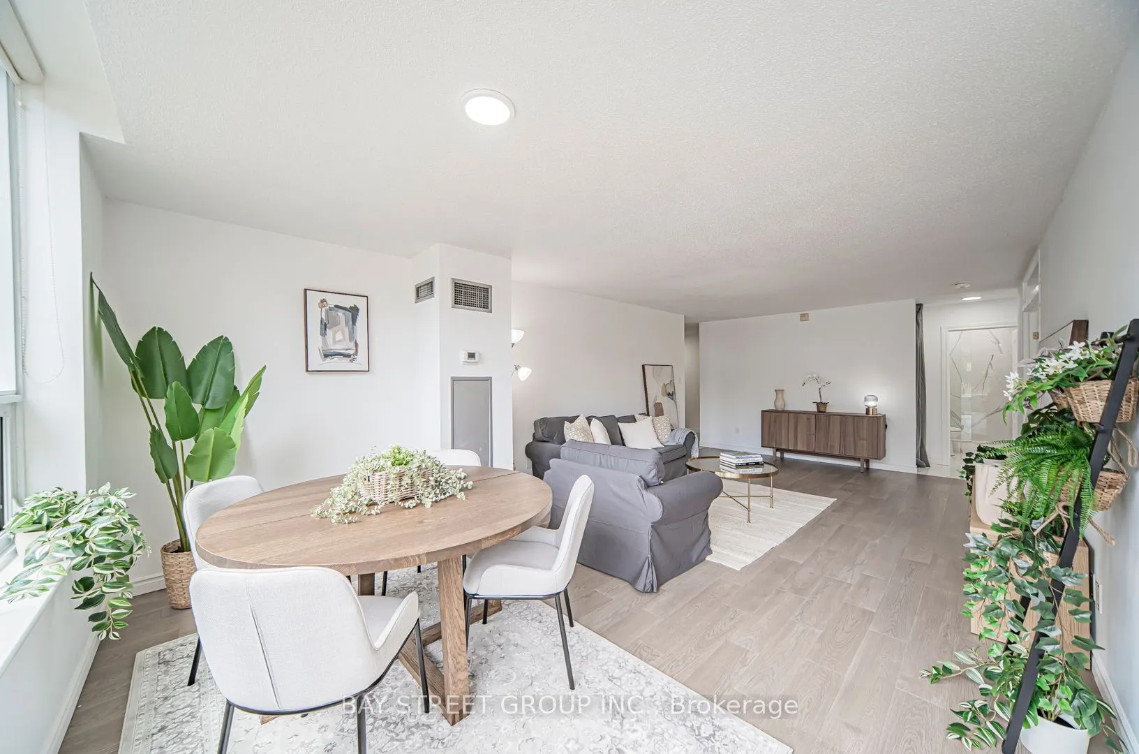326 Major Mackenzie Drive E, #102