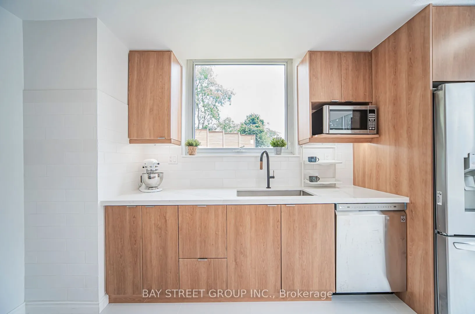 326 Major Mackenzie Drive E, #102