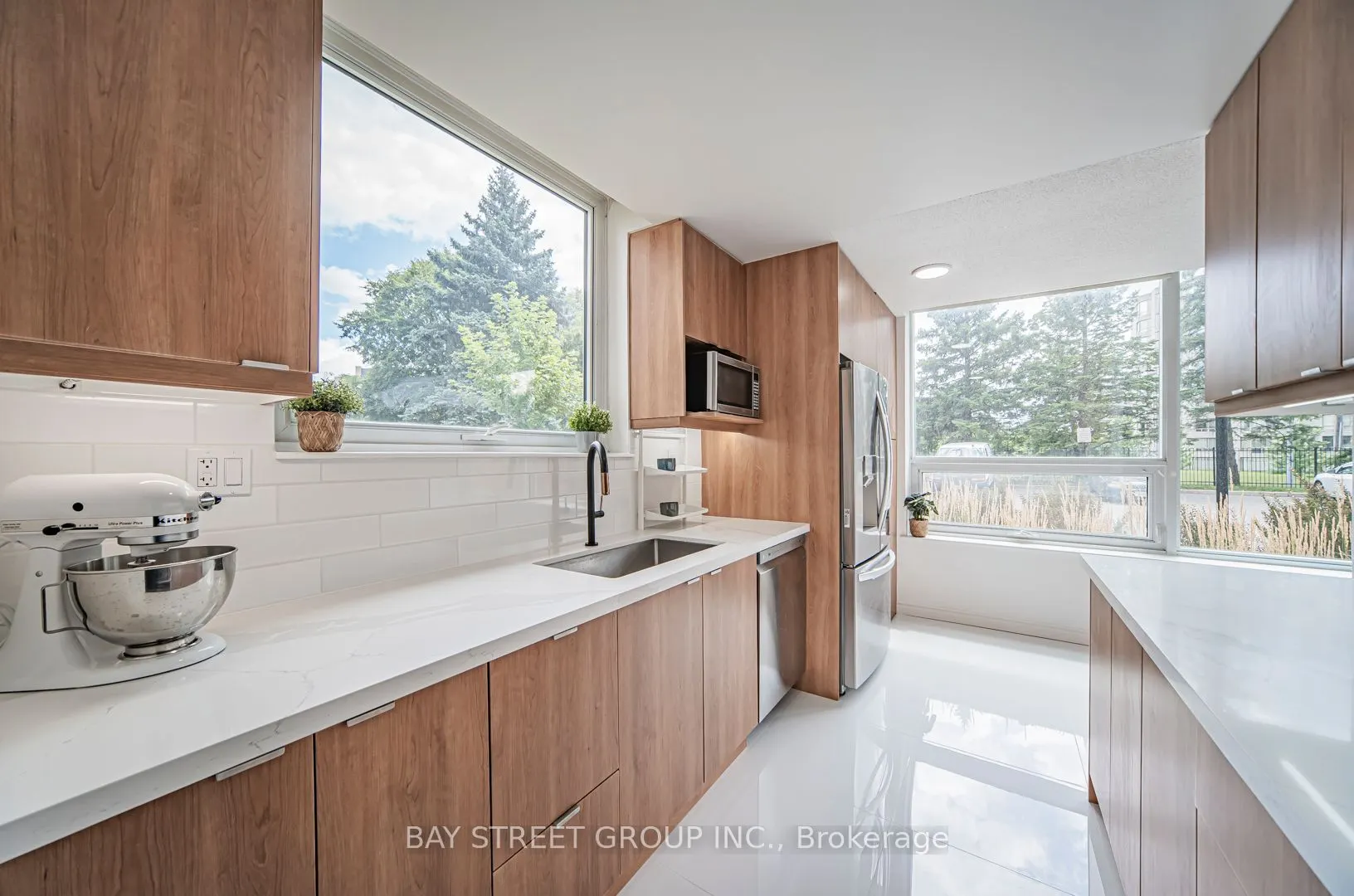 326 Major Mackenzie Drive E, #102