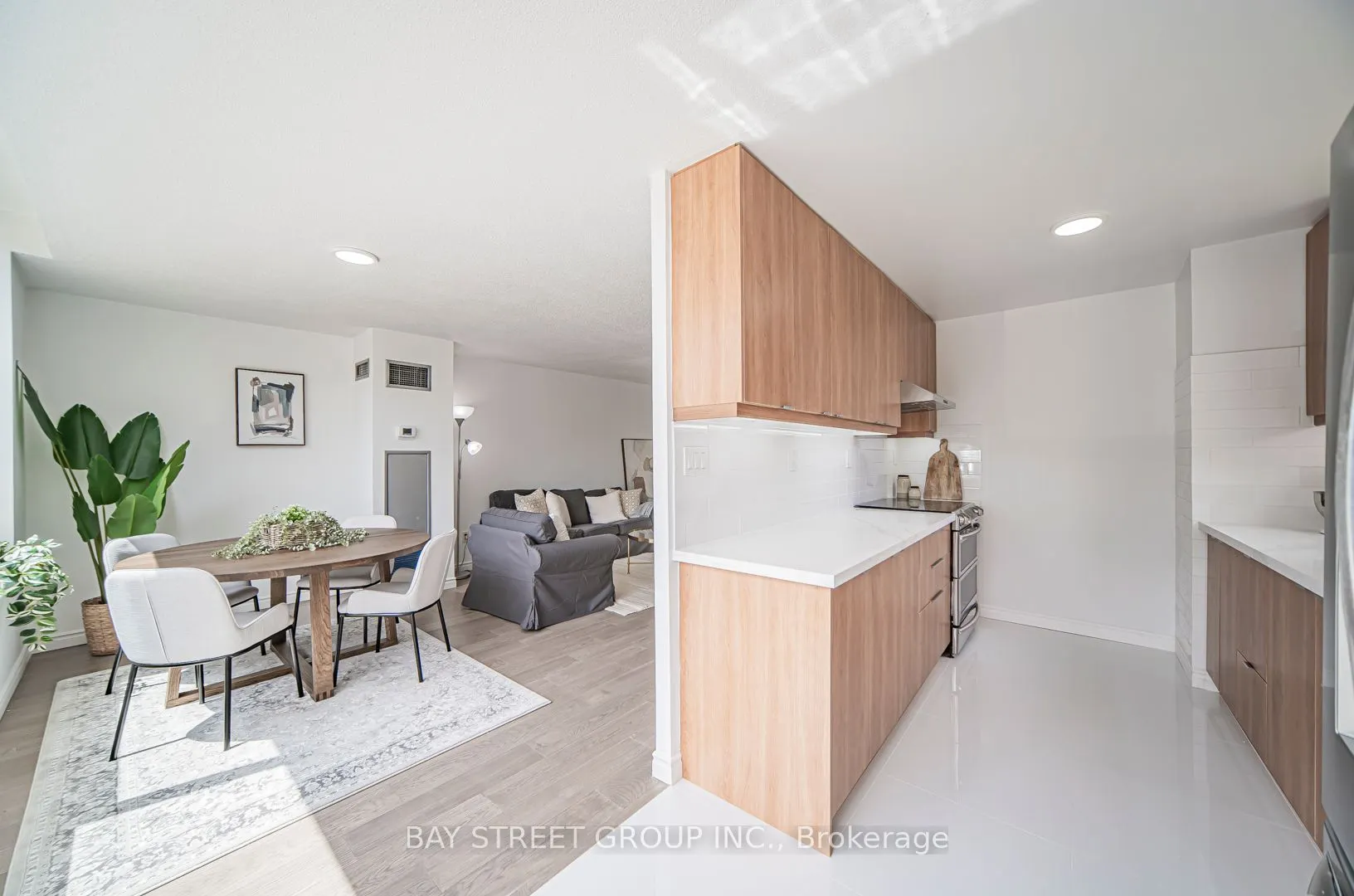 326 Major Mackenzie Drive E, #102