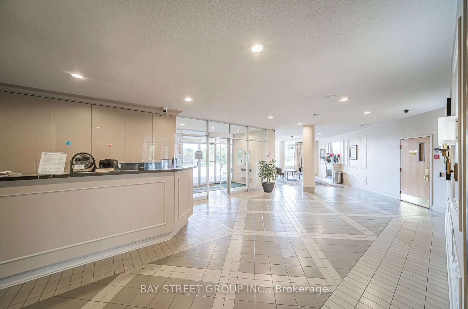 326 Major Mackenzie Drive E, #102