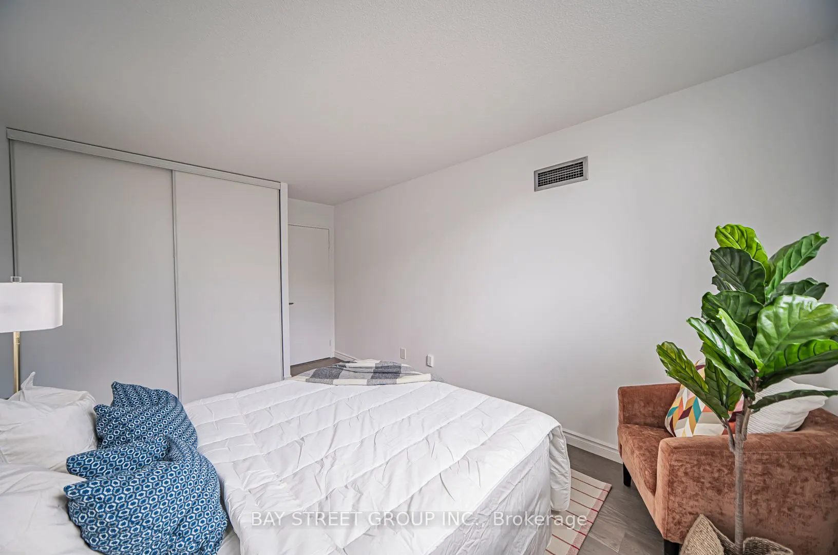 326 Major Mackenzie Drive E, #102