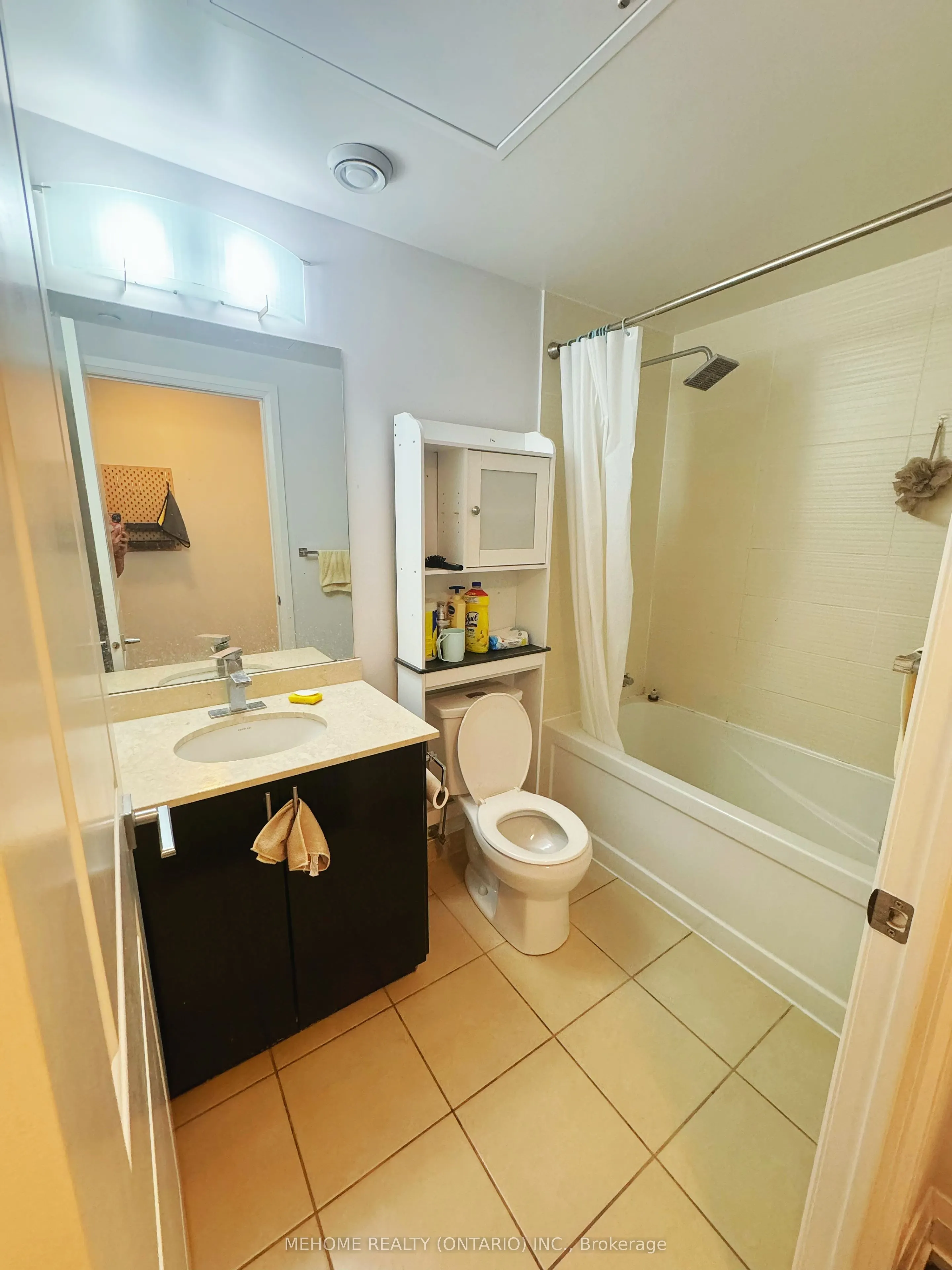 7167 Yonge Street, #201