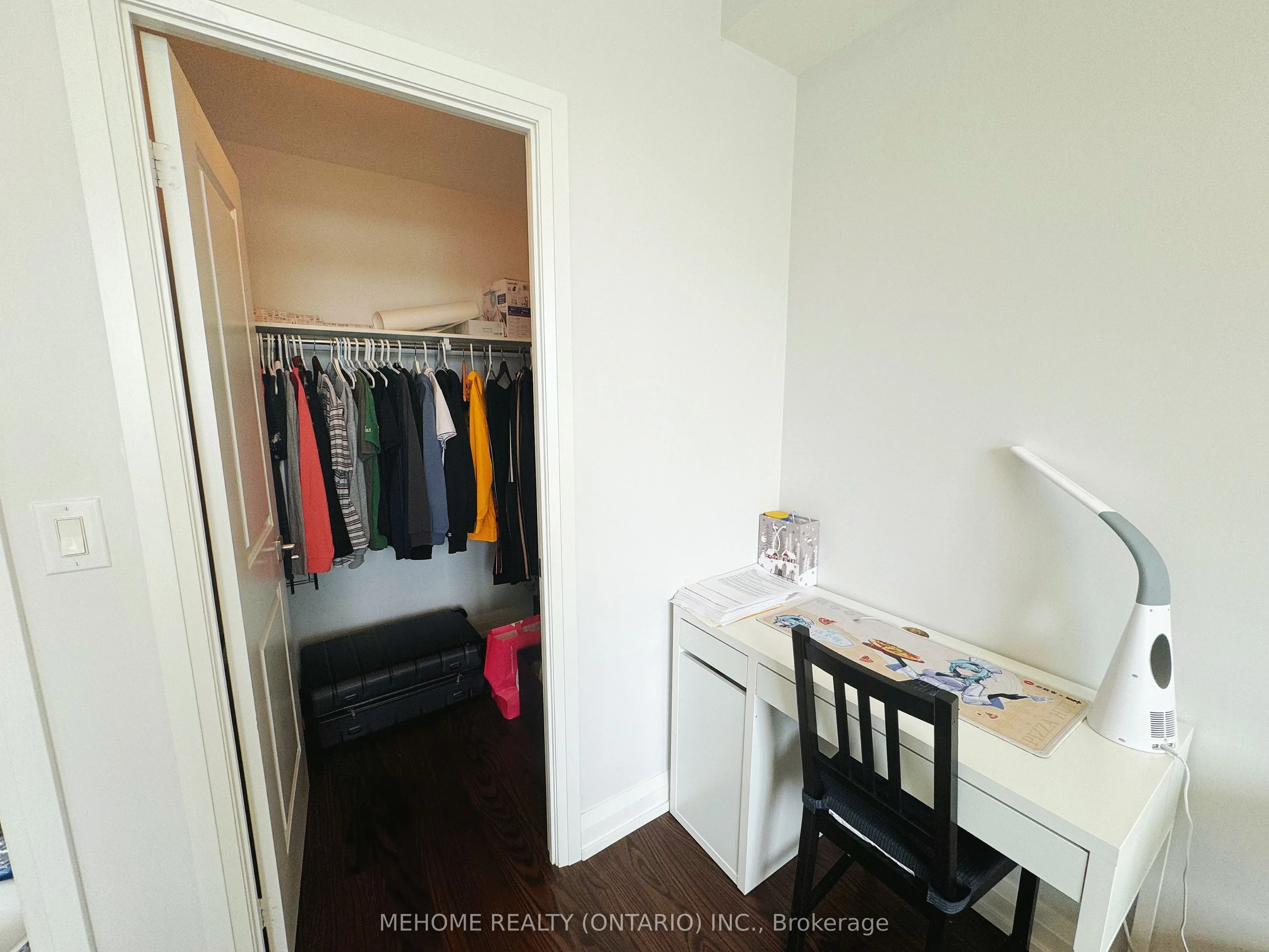 7167 Yonge Street, #201