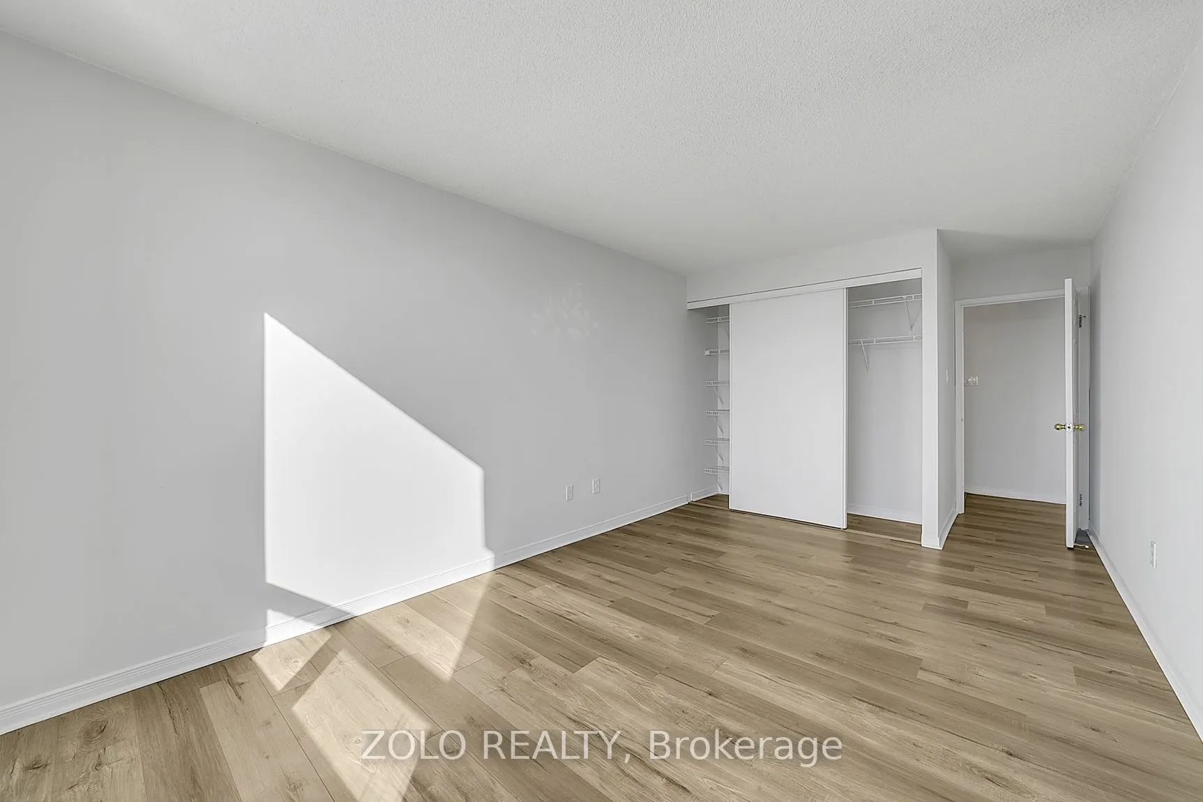 309 Major Mackenzie Drive E, #819