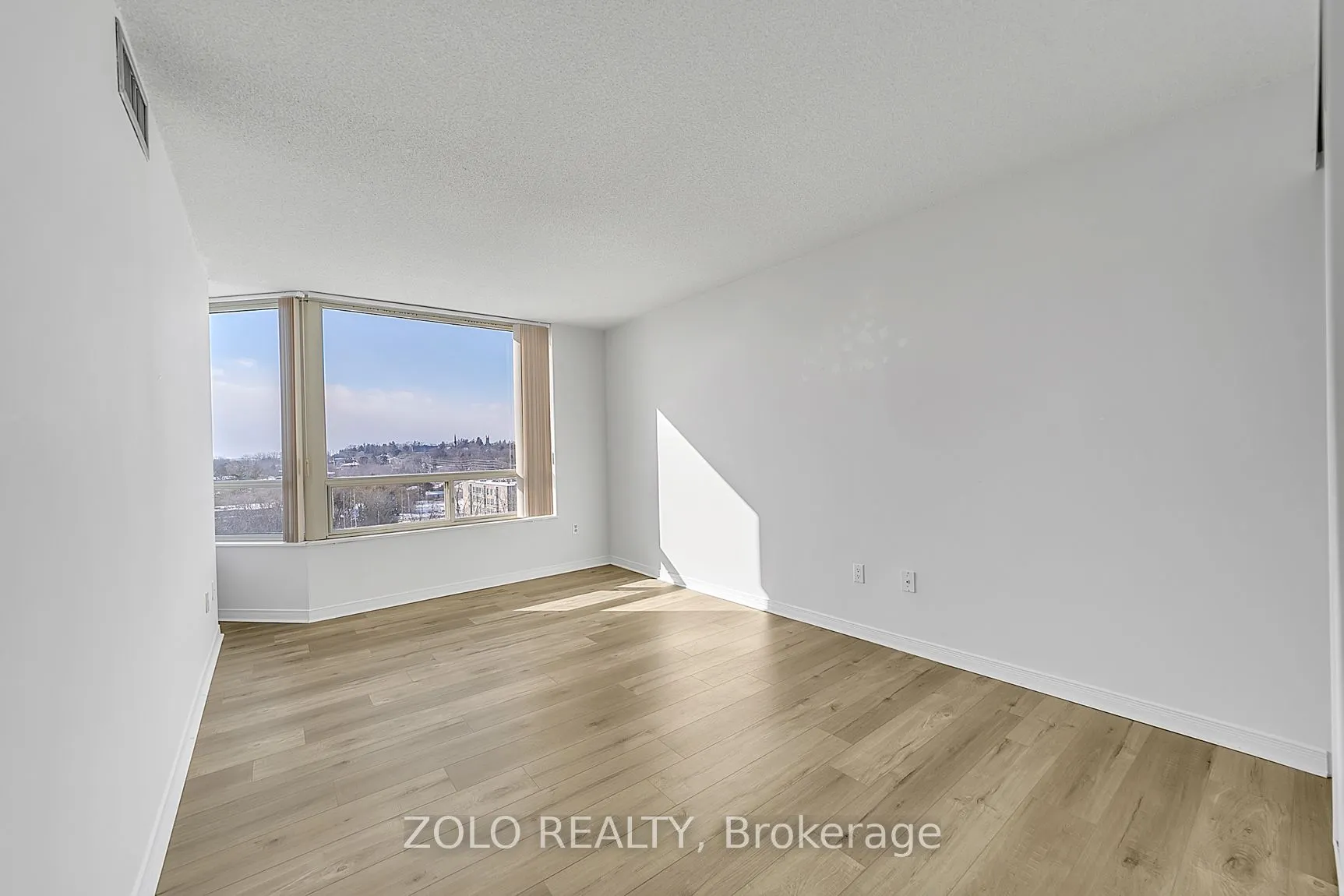 309 Major Mackenzie Drive E, #819