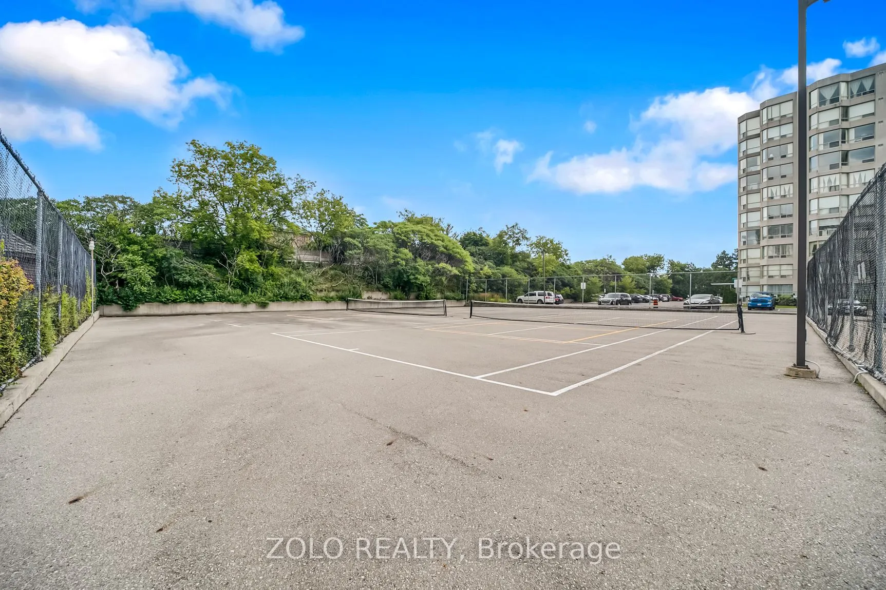 309 Major Mackenzie Drive E, #819