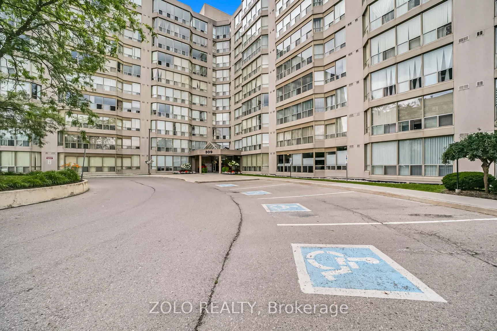 309 Major Mackenzie Drive E, #819