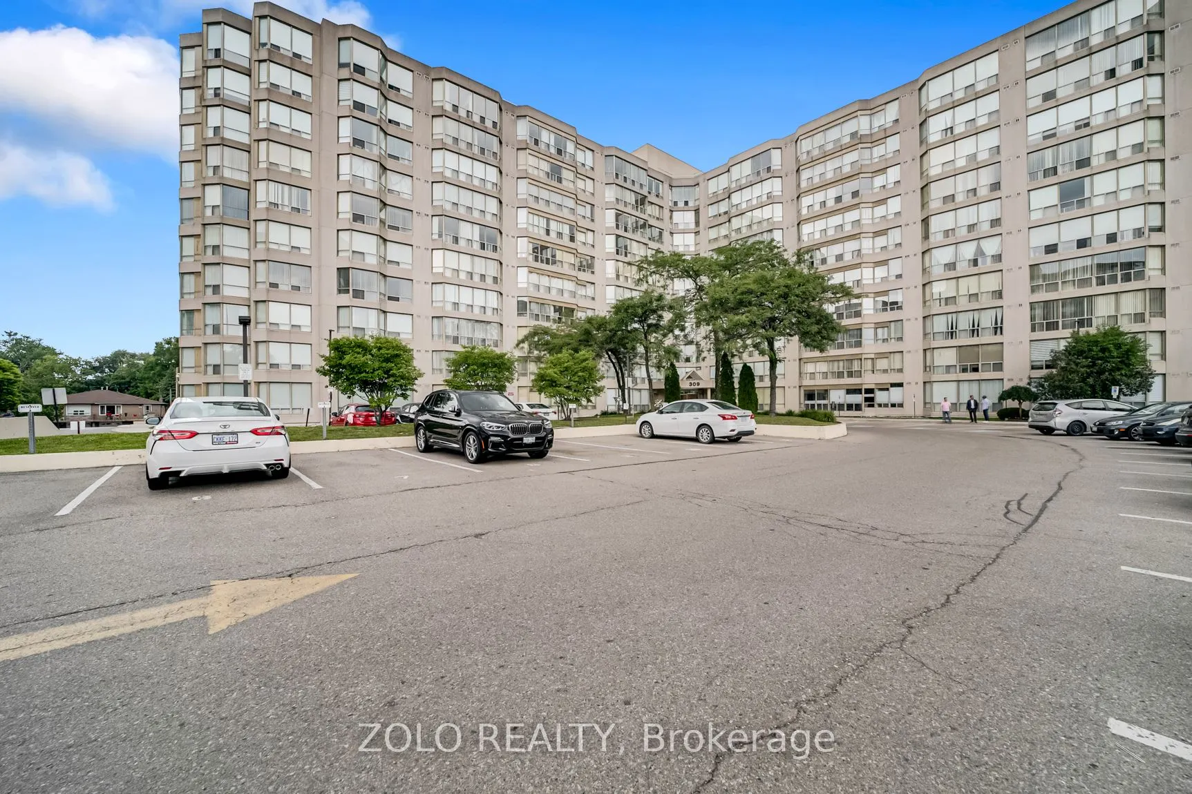 309 Major Mackenzie Drive E, #819