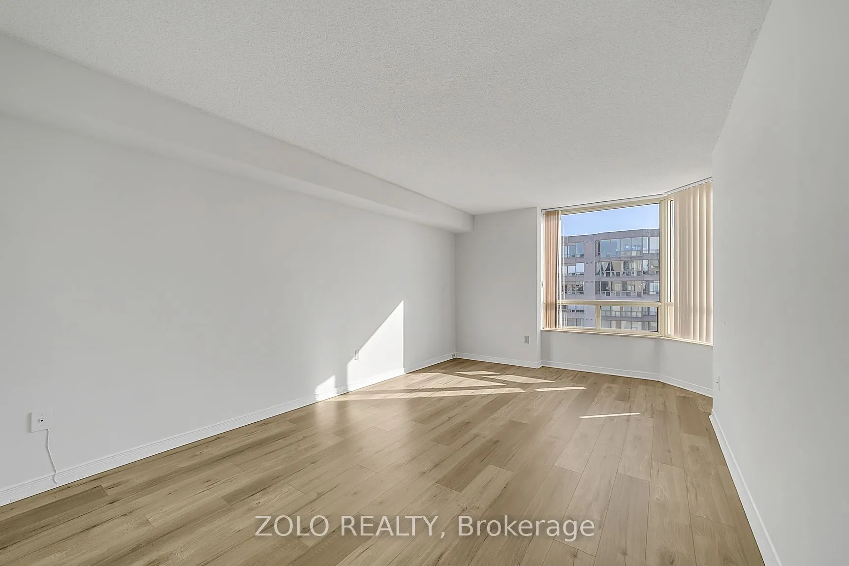 309 Major Mackenzie Drive E, #819