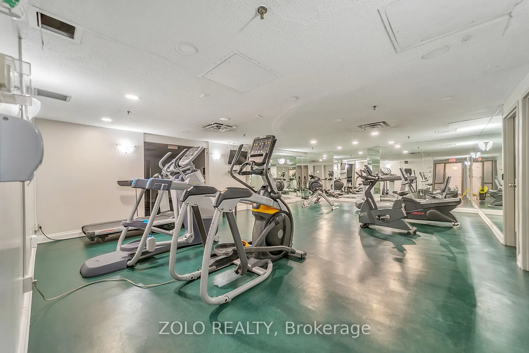 309 Major Mackenzie Drive E, #819