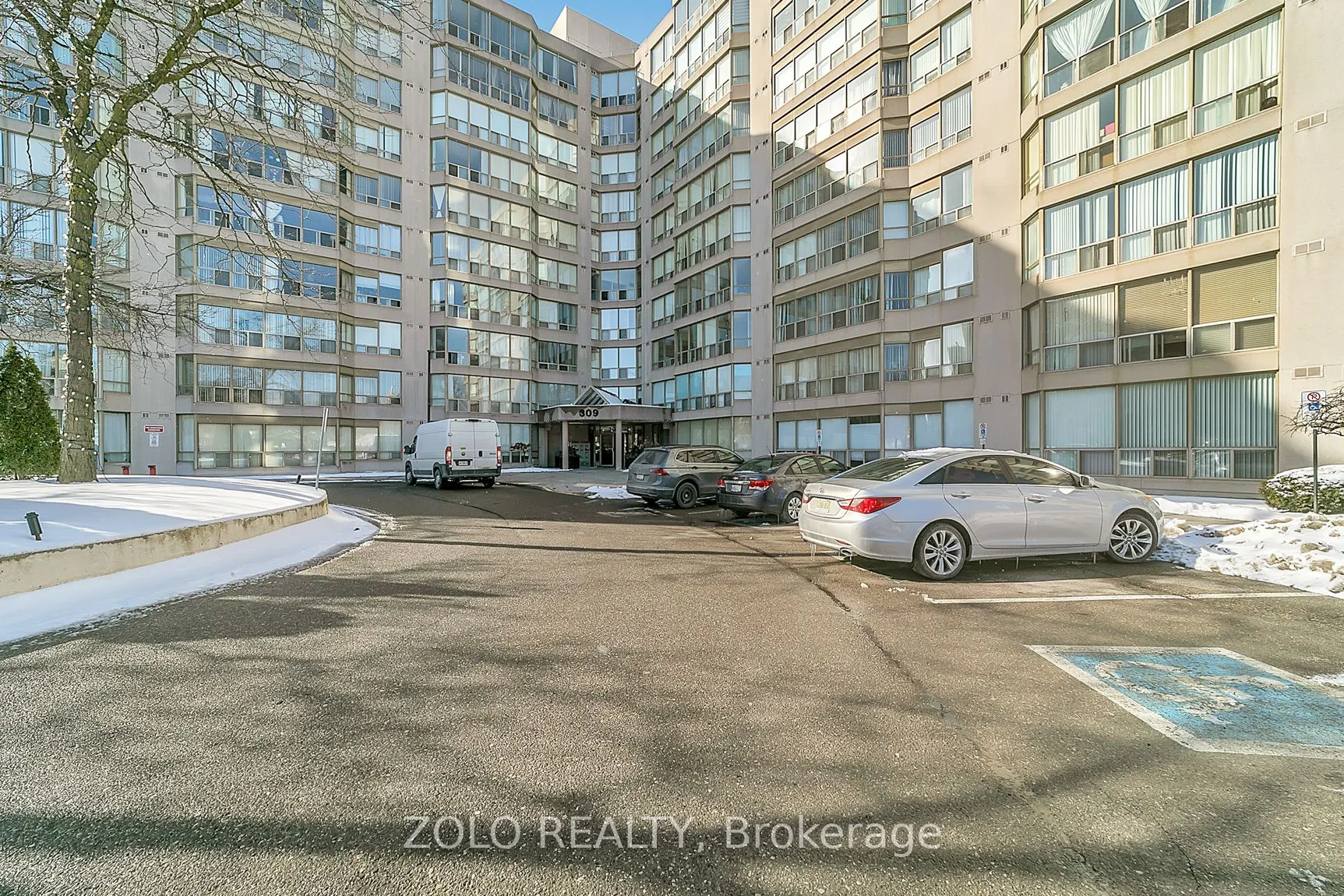 309 Major Mackenzie Drive E, #819