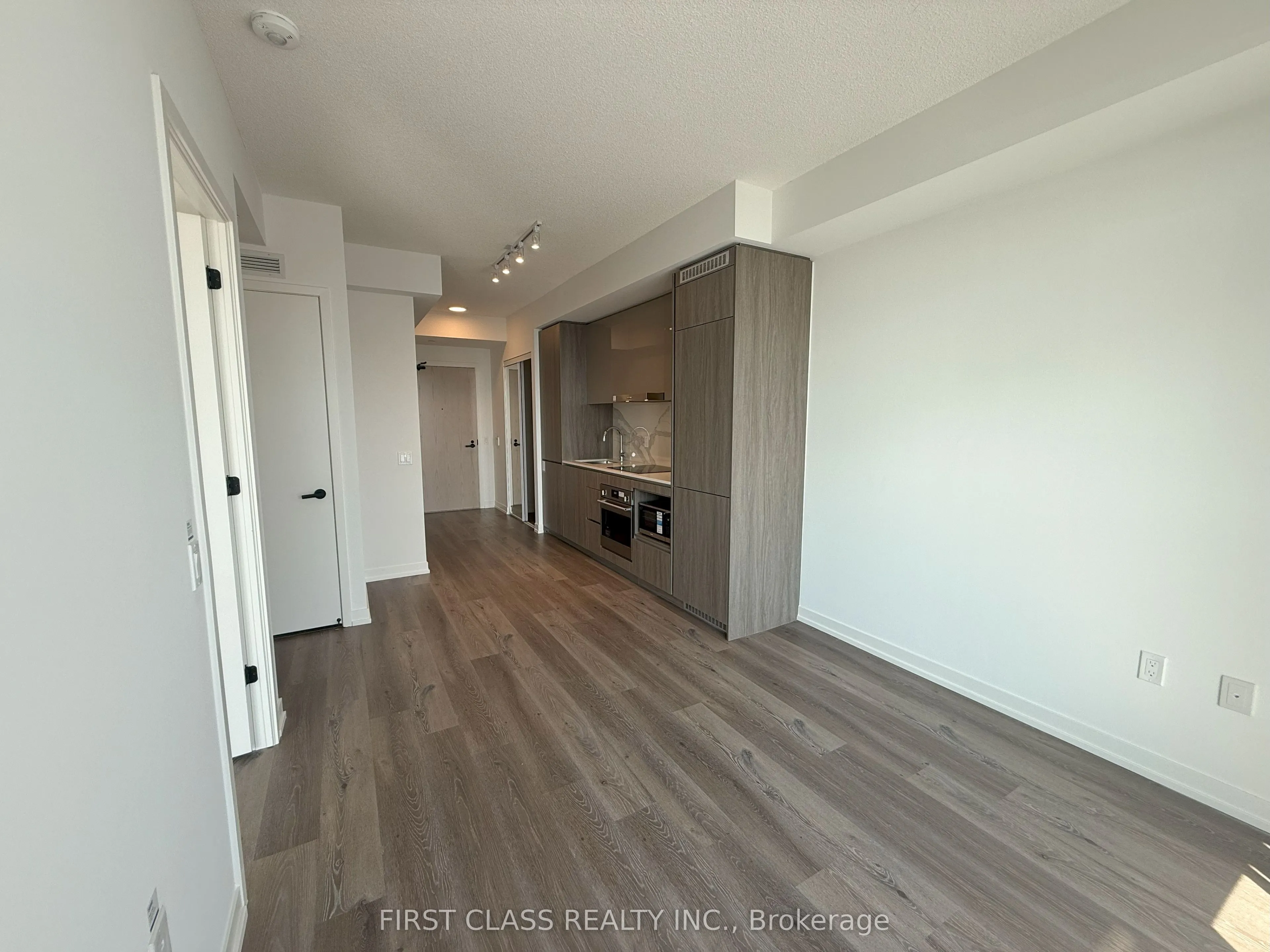 28 Interchange Way, #2807