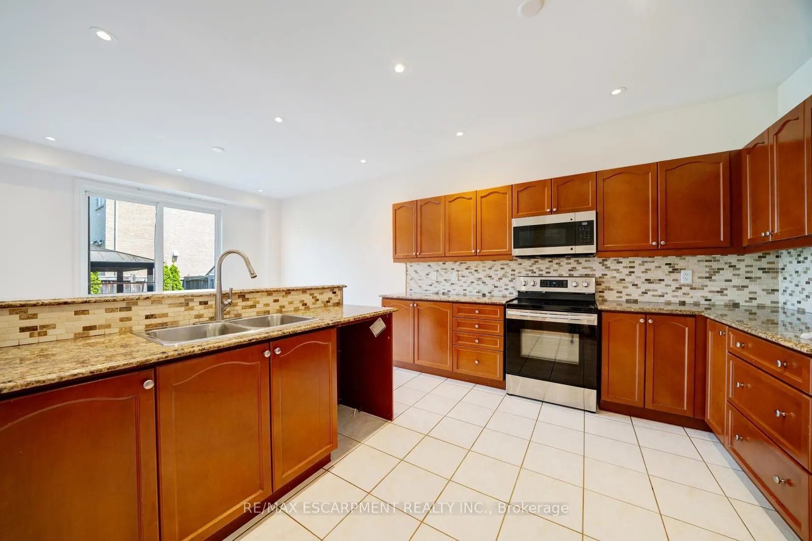 6 Weekes Avenue