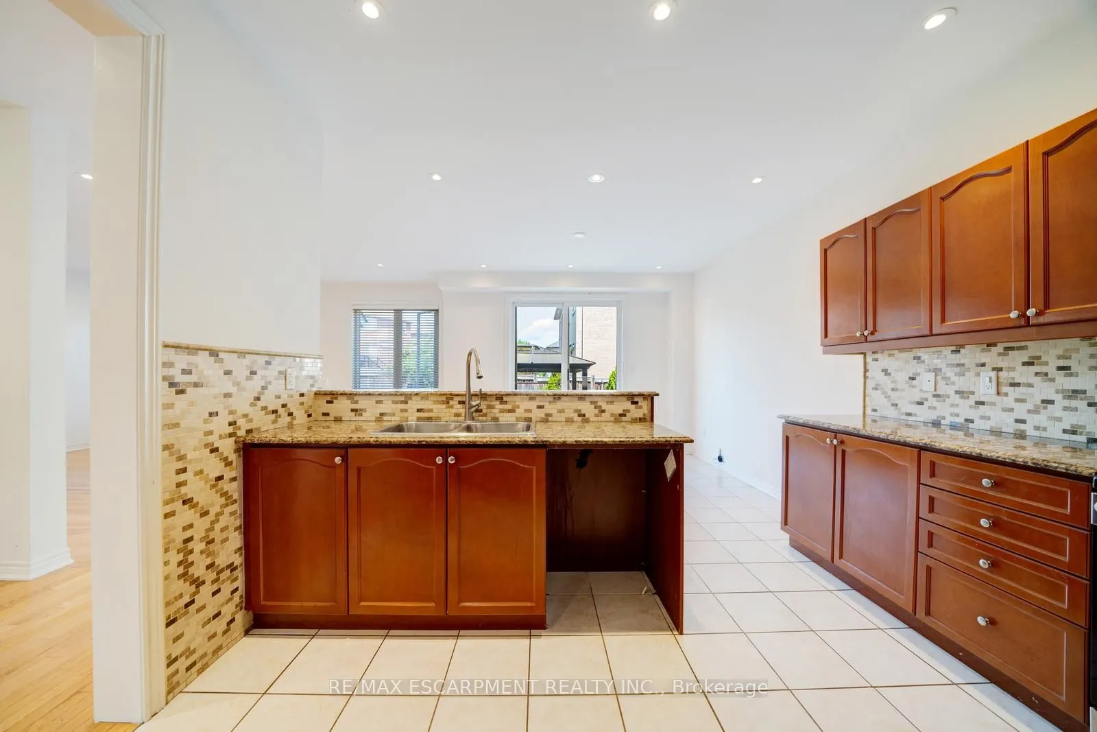 6 Weekes Avenue