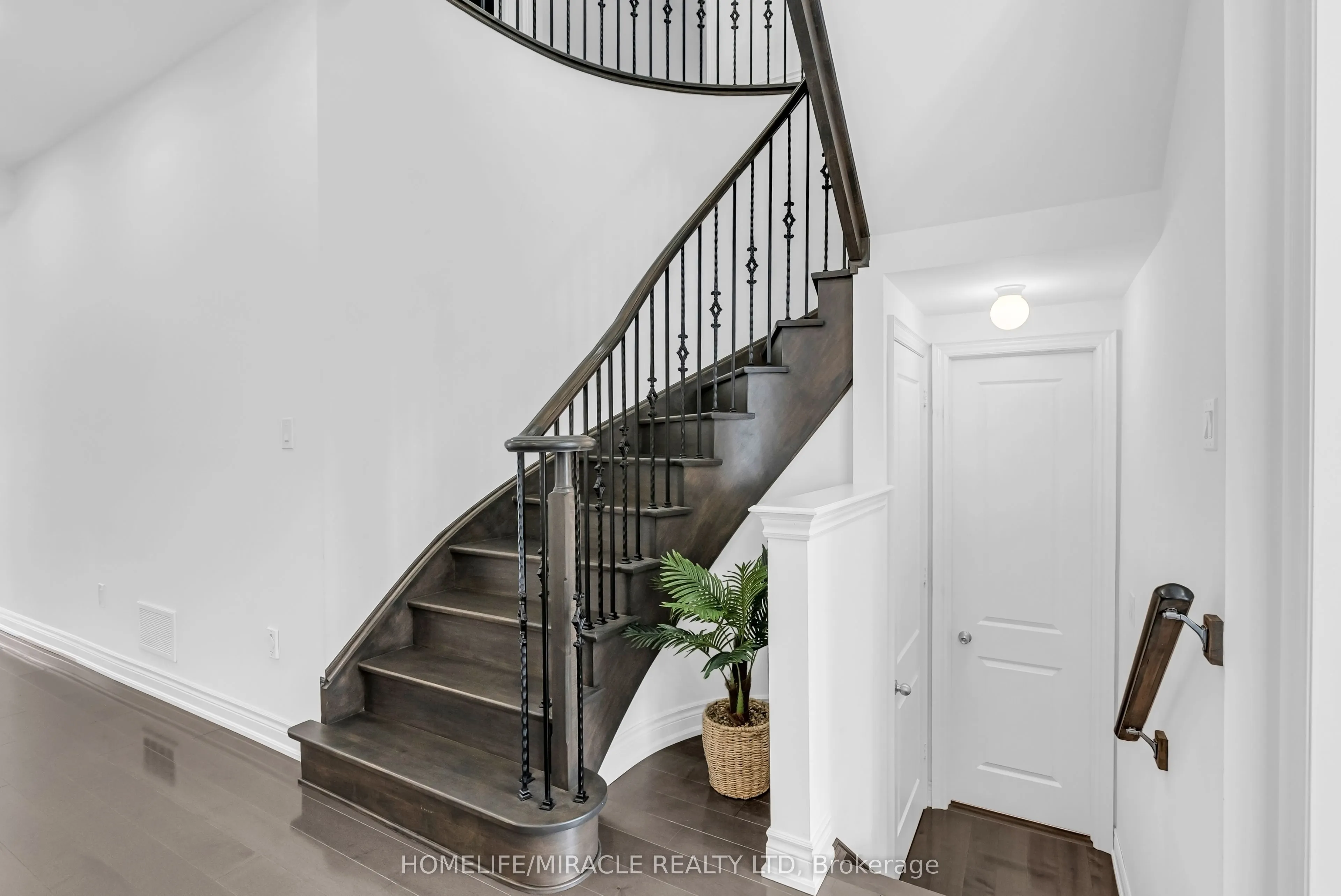 9 Galen Crescent