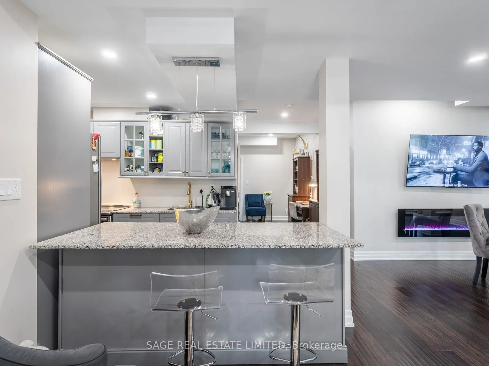 4 Alex Campbell Crescent W, #LOWER