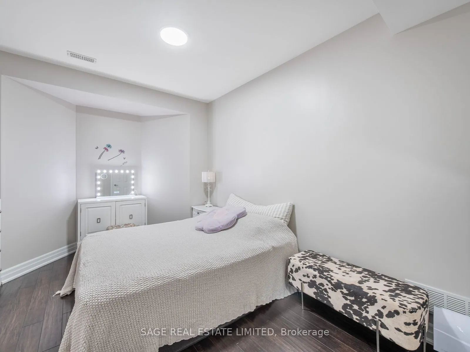 4 Alex Campbell Crescent W, #LOWER