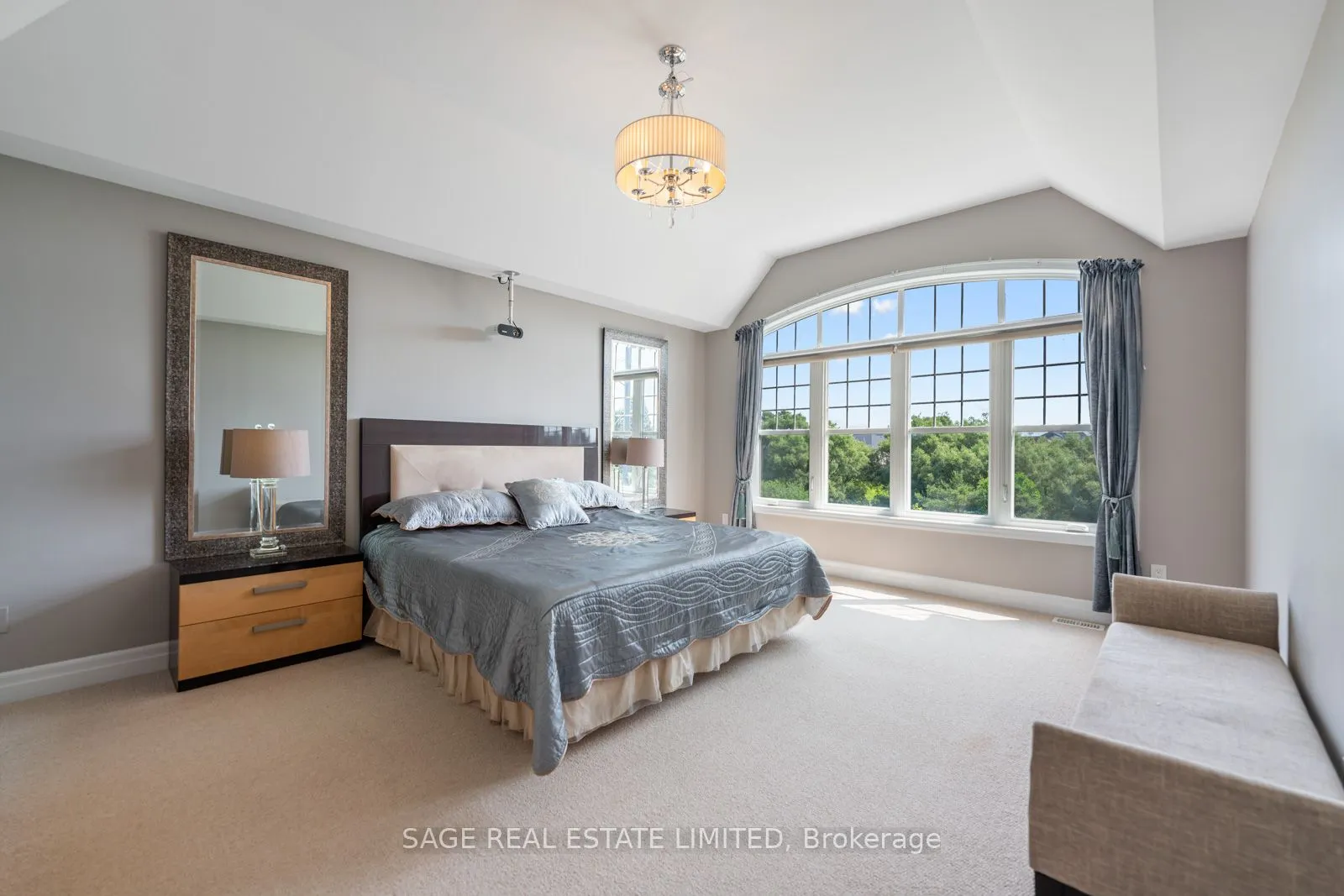 4 Alex Campbell Crescent W, #MAIN