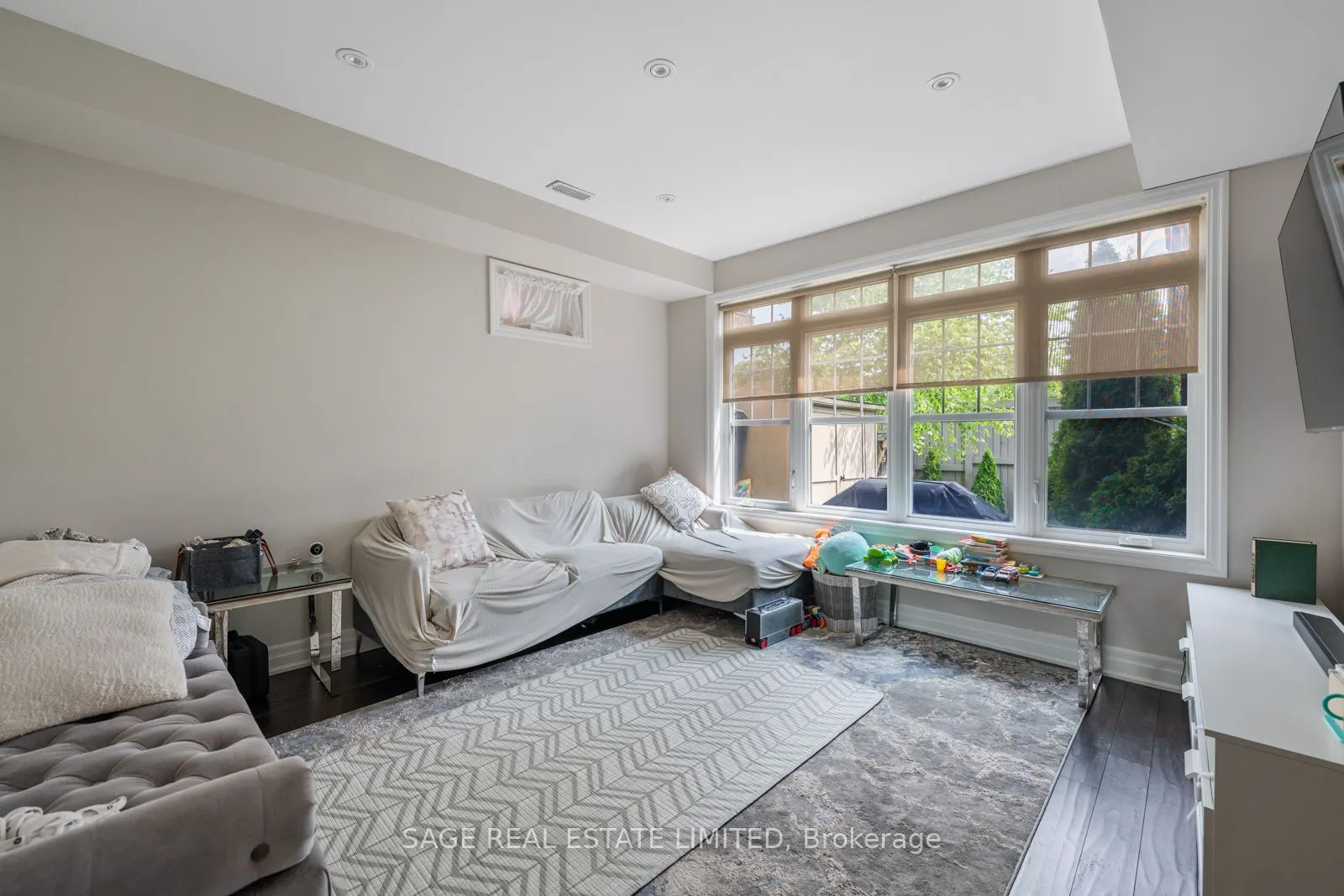 4 Alex Campbell Crescent W, #MAIN