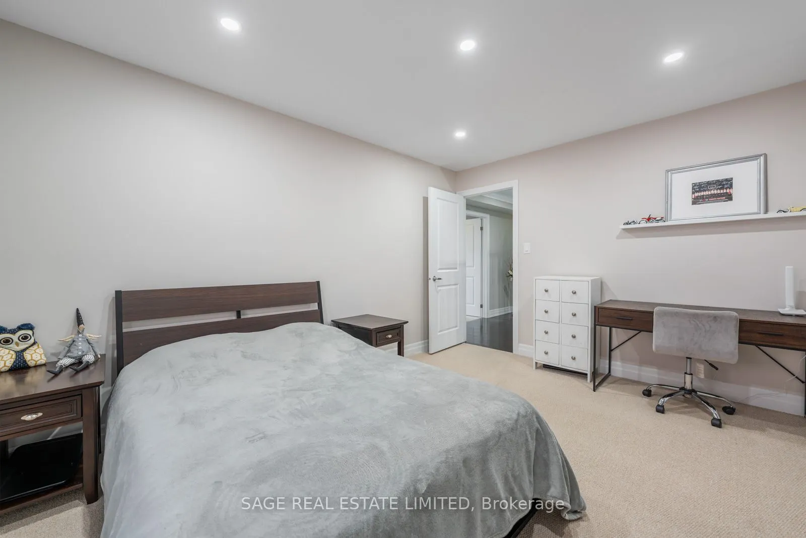 4 Alex Campbell Crescent W, #MAIN