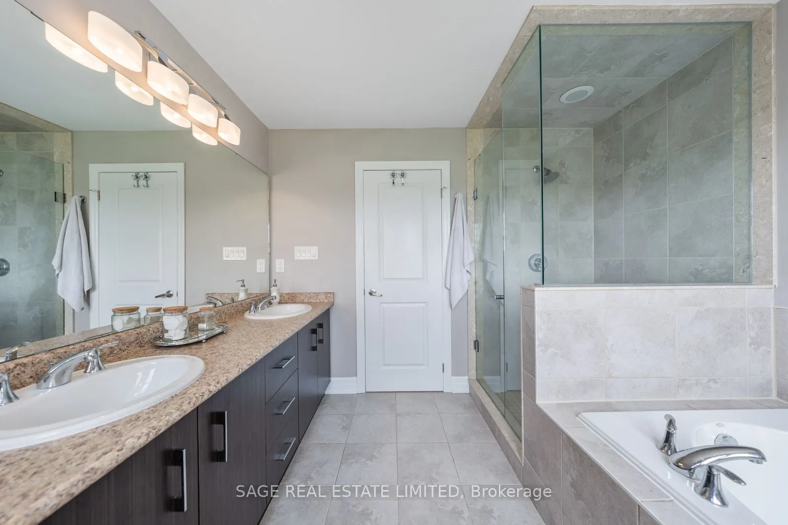4 Alex Campbell Crescent W, #MAIN