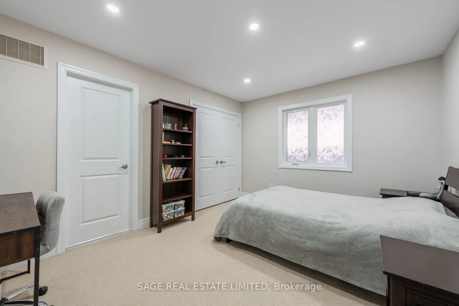 4 Alex Campbell Crescent W, #MAIN
