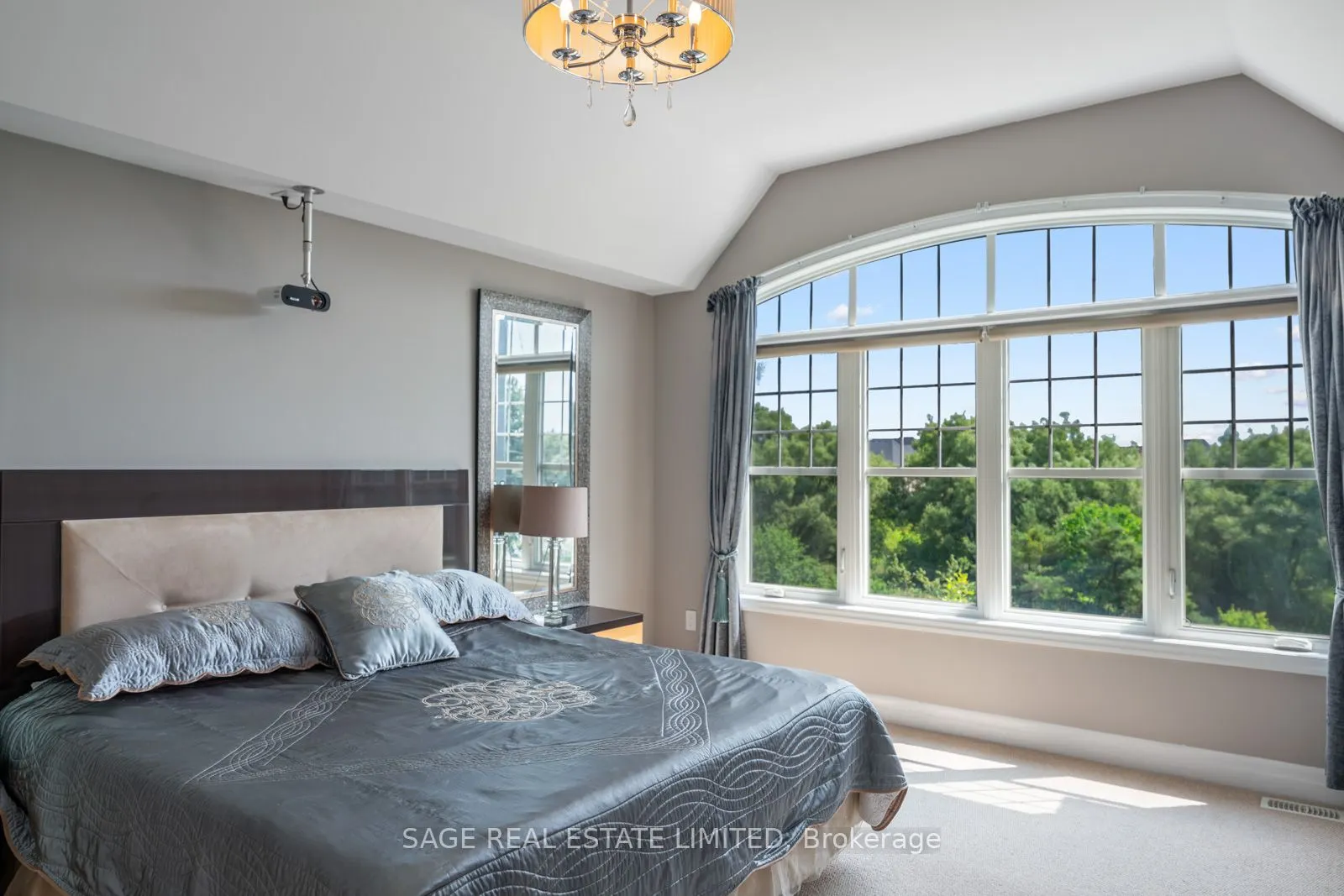 4 Alex Campbell Crescent W, #MAIN