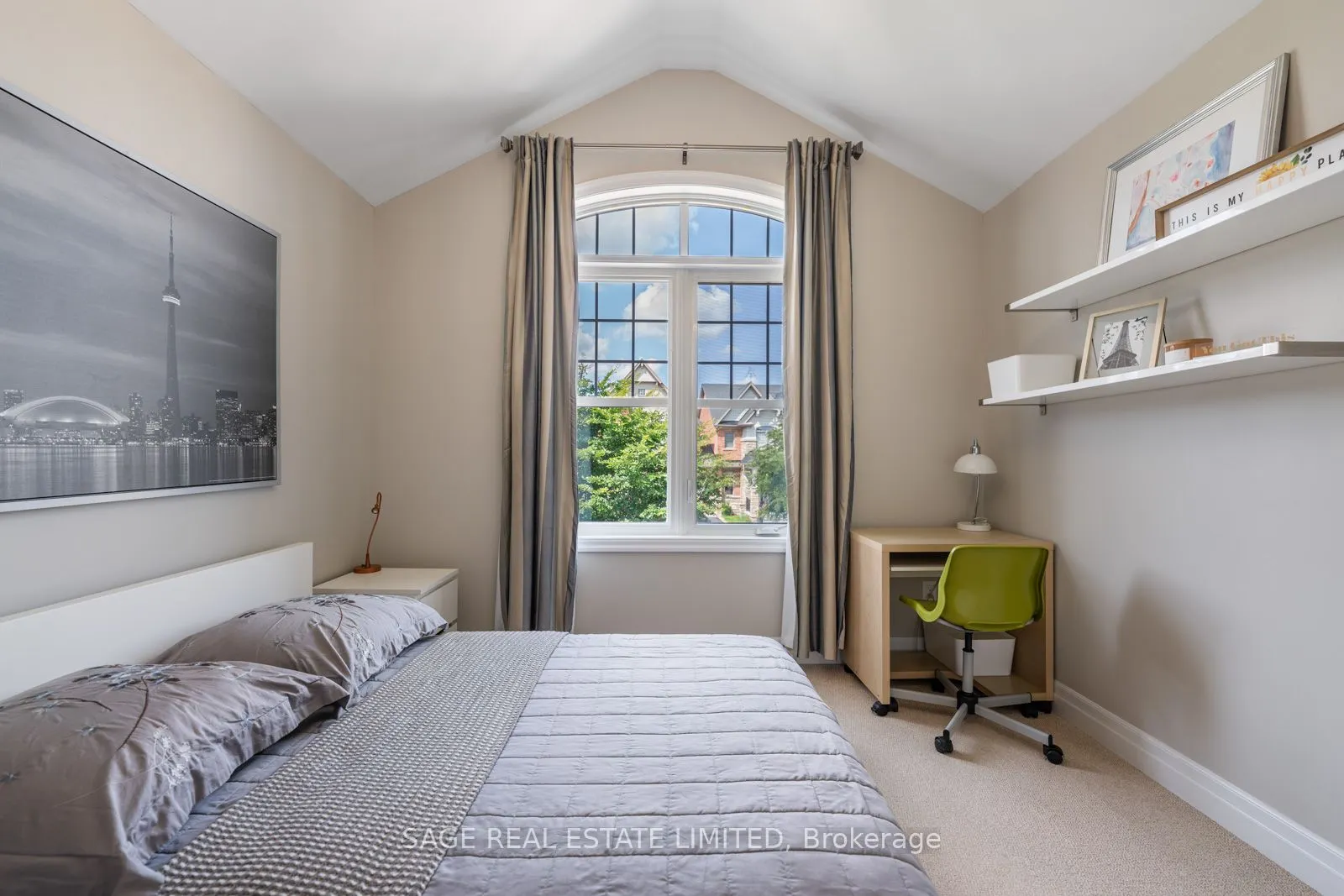 4 Alex Campbell Crescent W, #MAIN