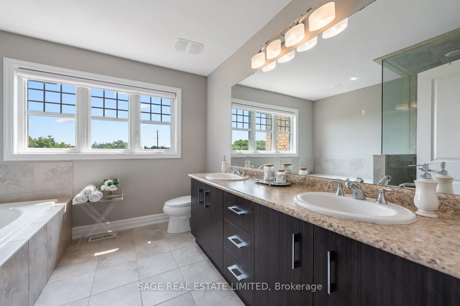 4 Alex Campbell Crescent W, #MAIN