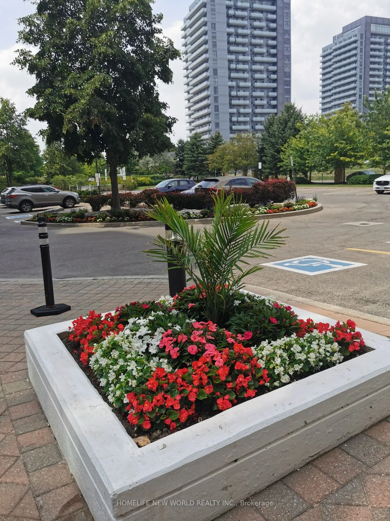 11 Oneida Crescent, #401