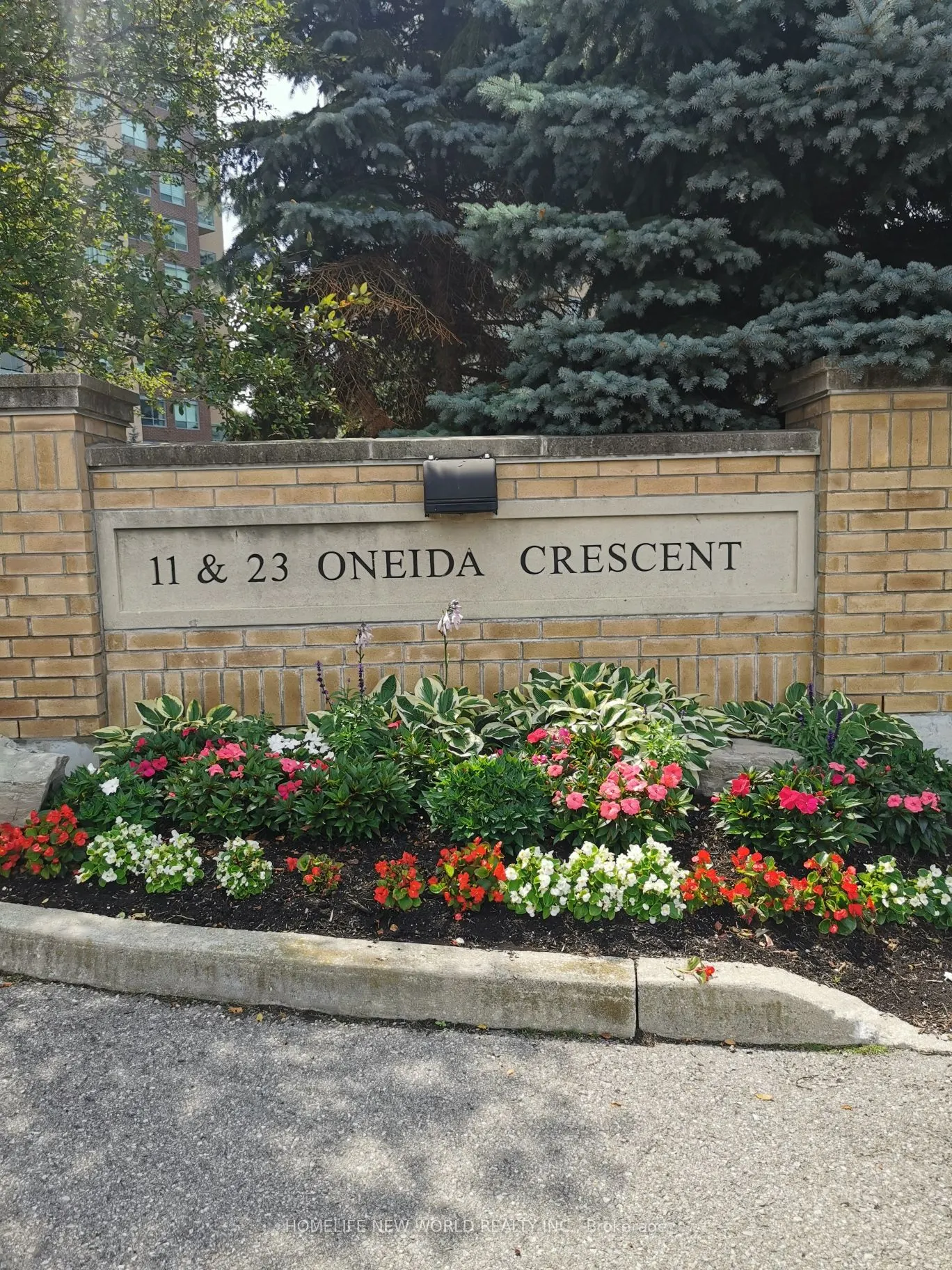 11 Oneida Crescent, #401