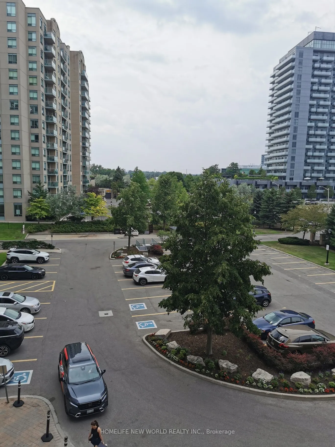 11 Oneida Crescent, #401