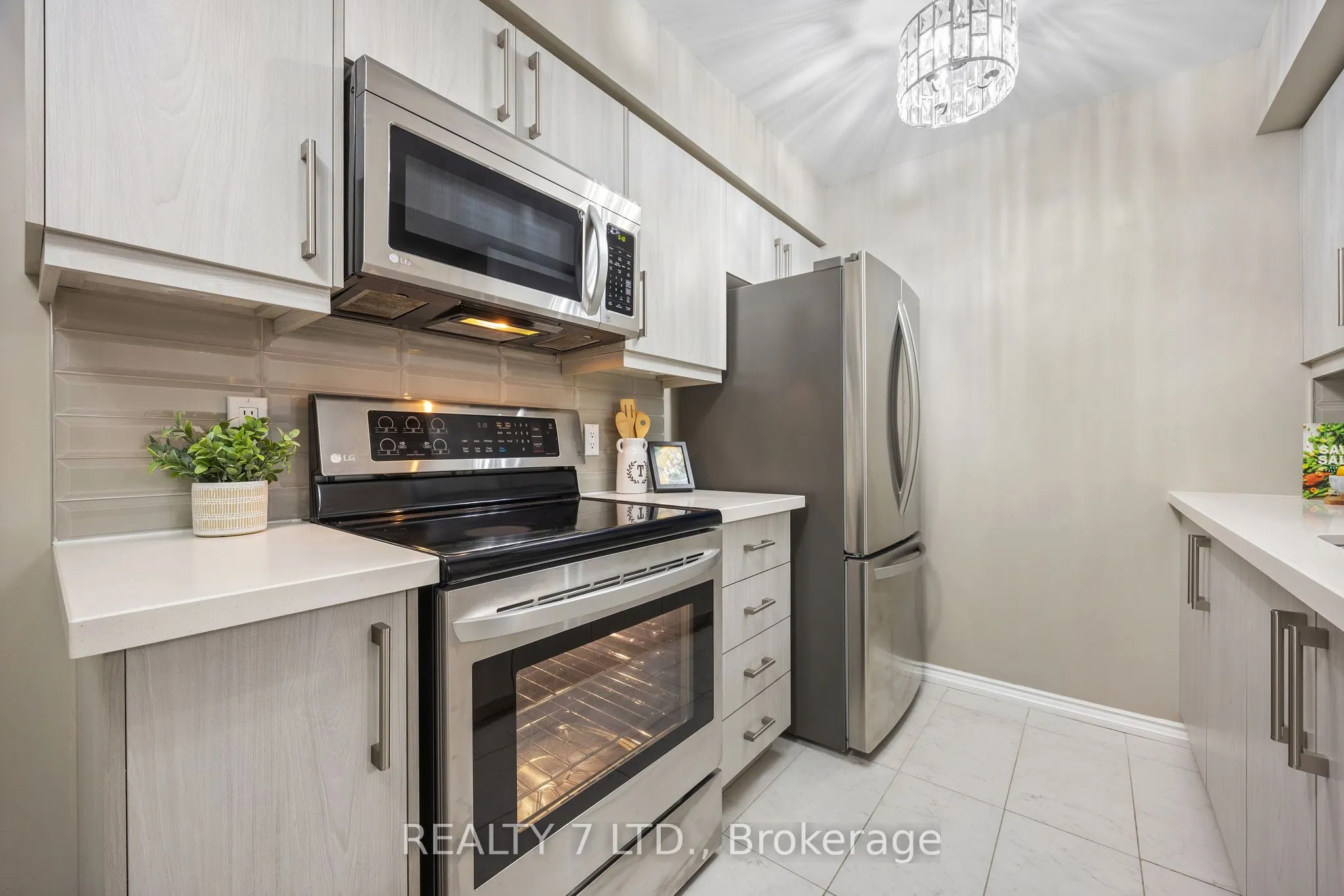 900 Steeles Avenue W, #809