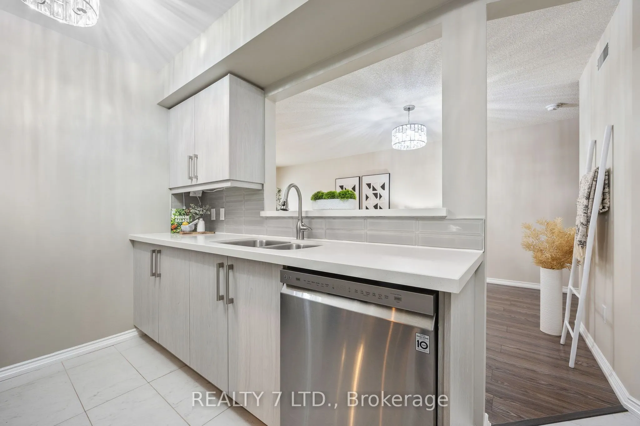 900 Steeles Avenue W, #809