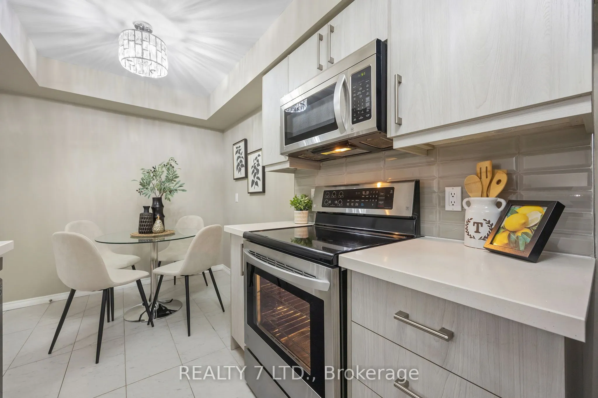 900 Steeles Avenue W, #809