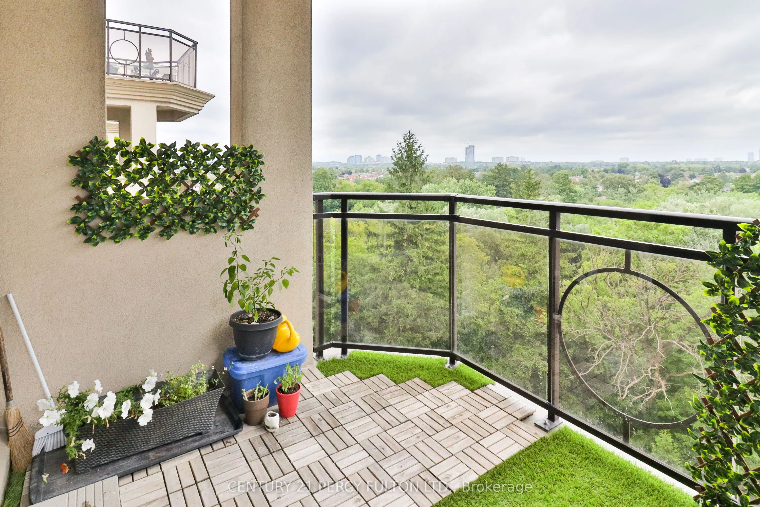 8 Maison Parc Court, #716