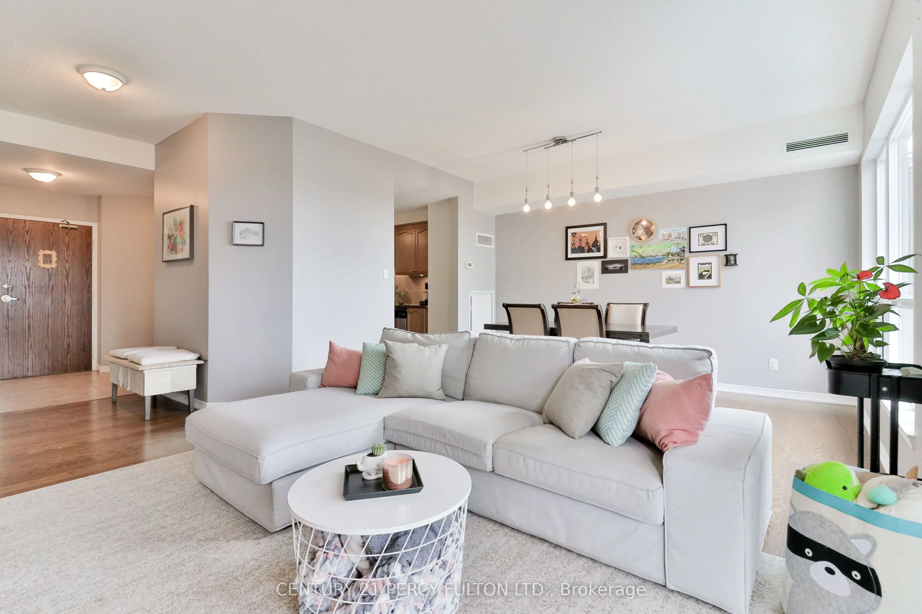 8 Maison Parc Court, #716