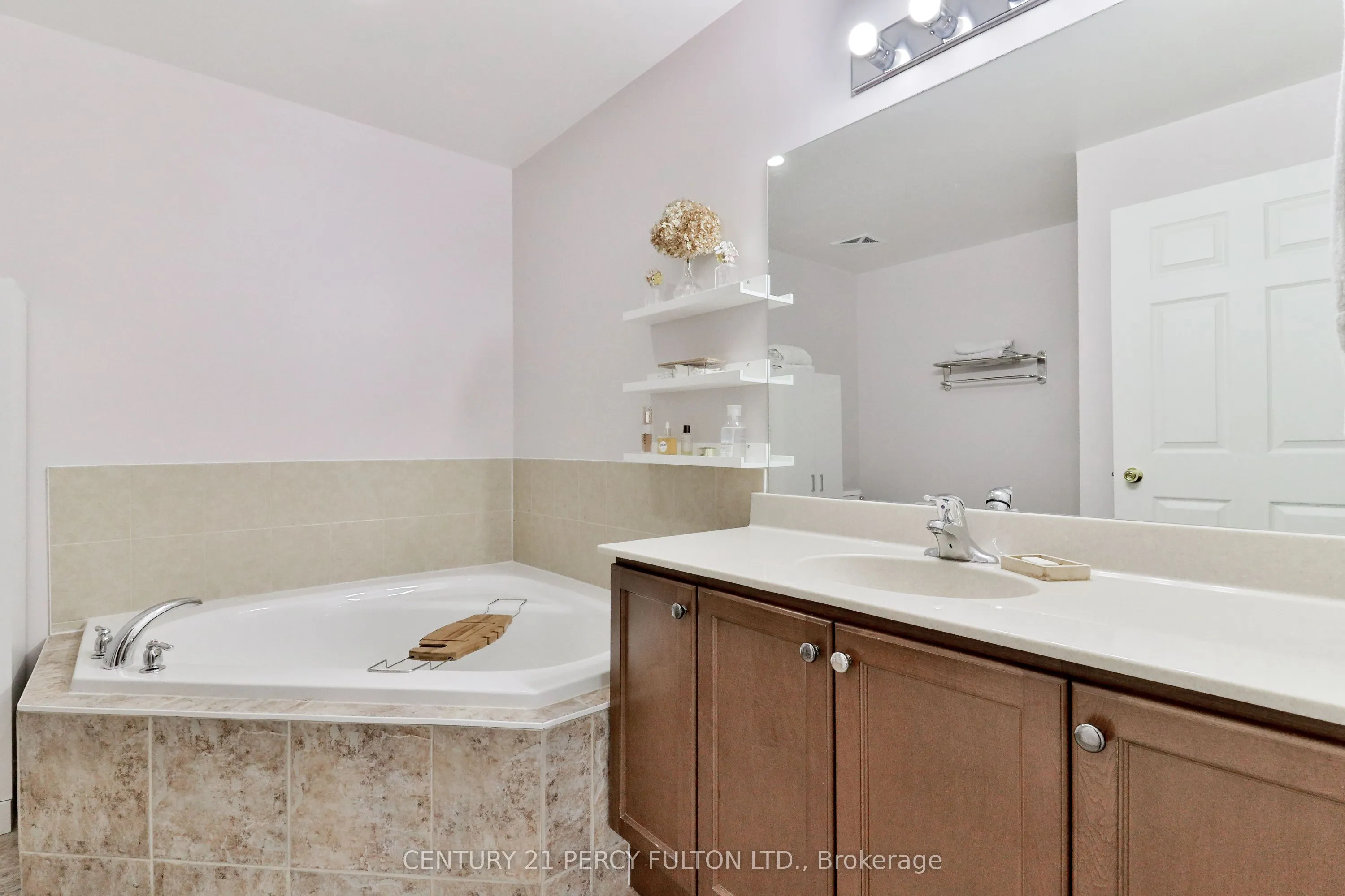 8 Maison Parc Court, #716