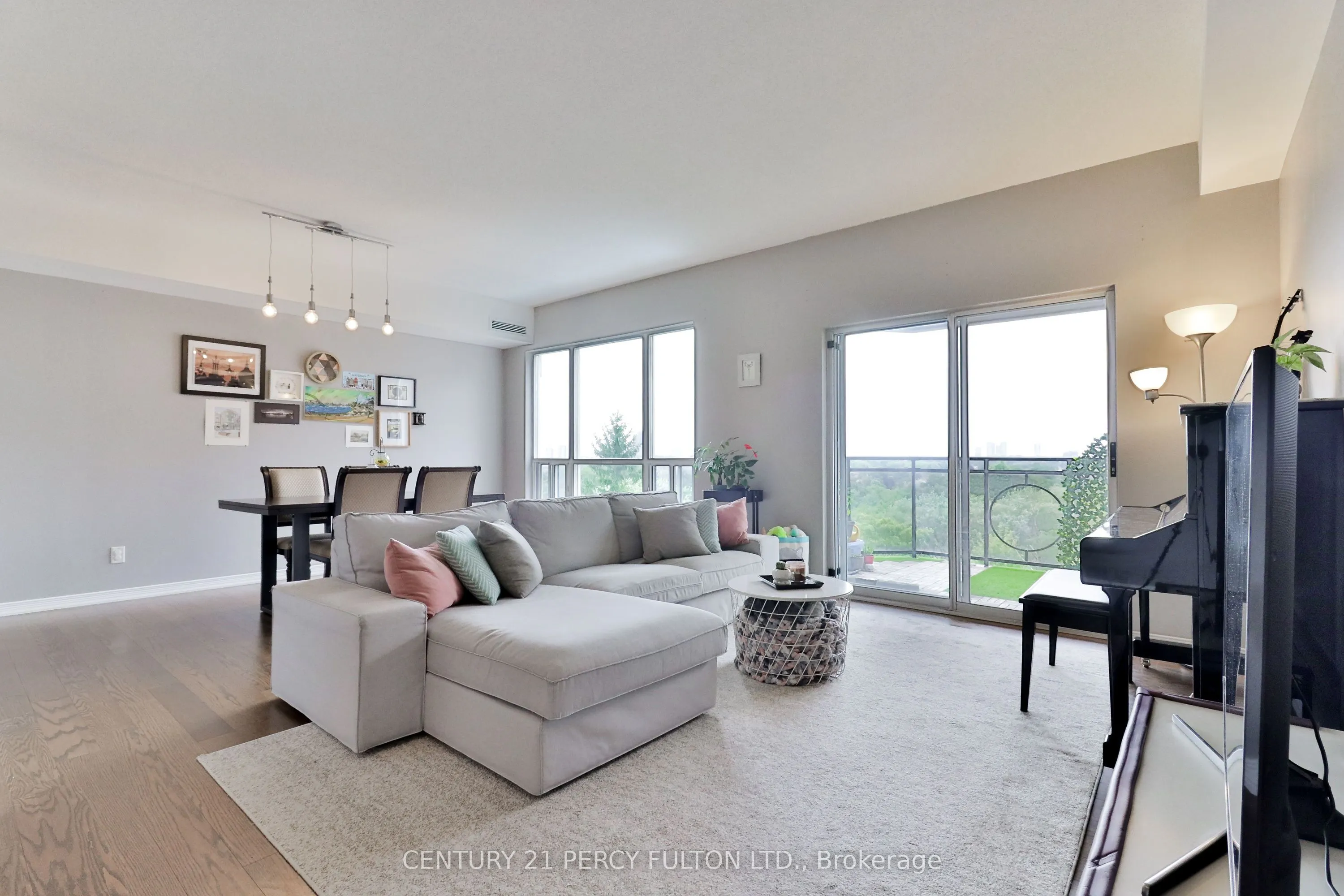 8 Maison Parc Court, #716