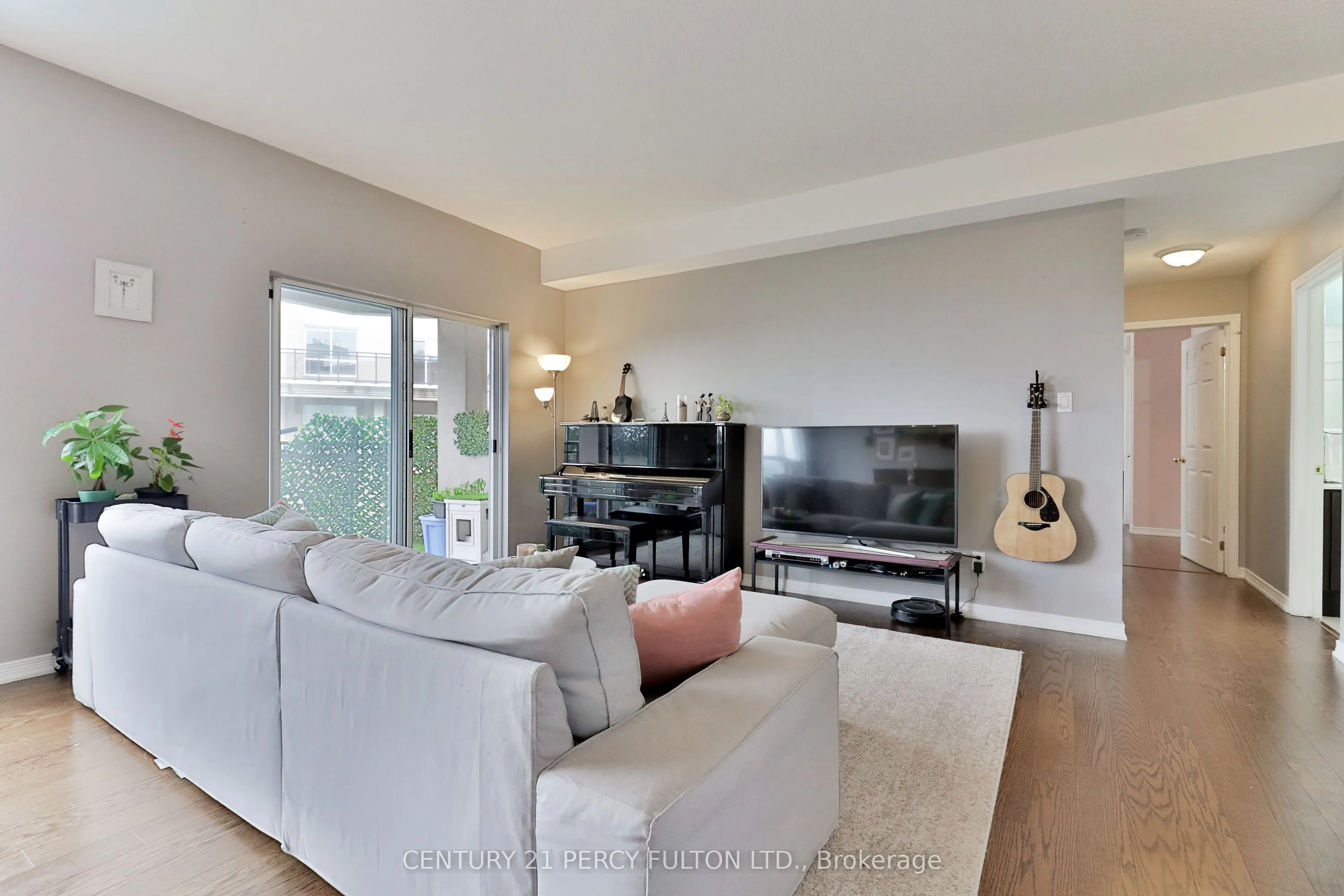 8 Maison Parc Court, #716