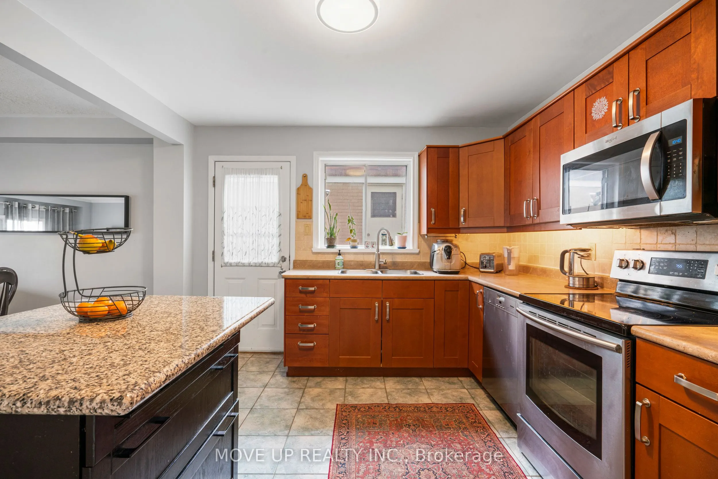 785 Pam Crescent