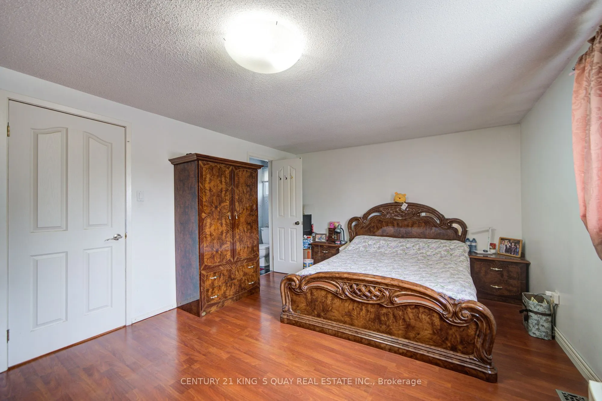 6 Cottsmore Crescent