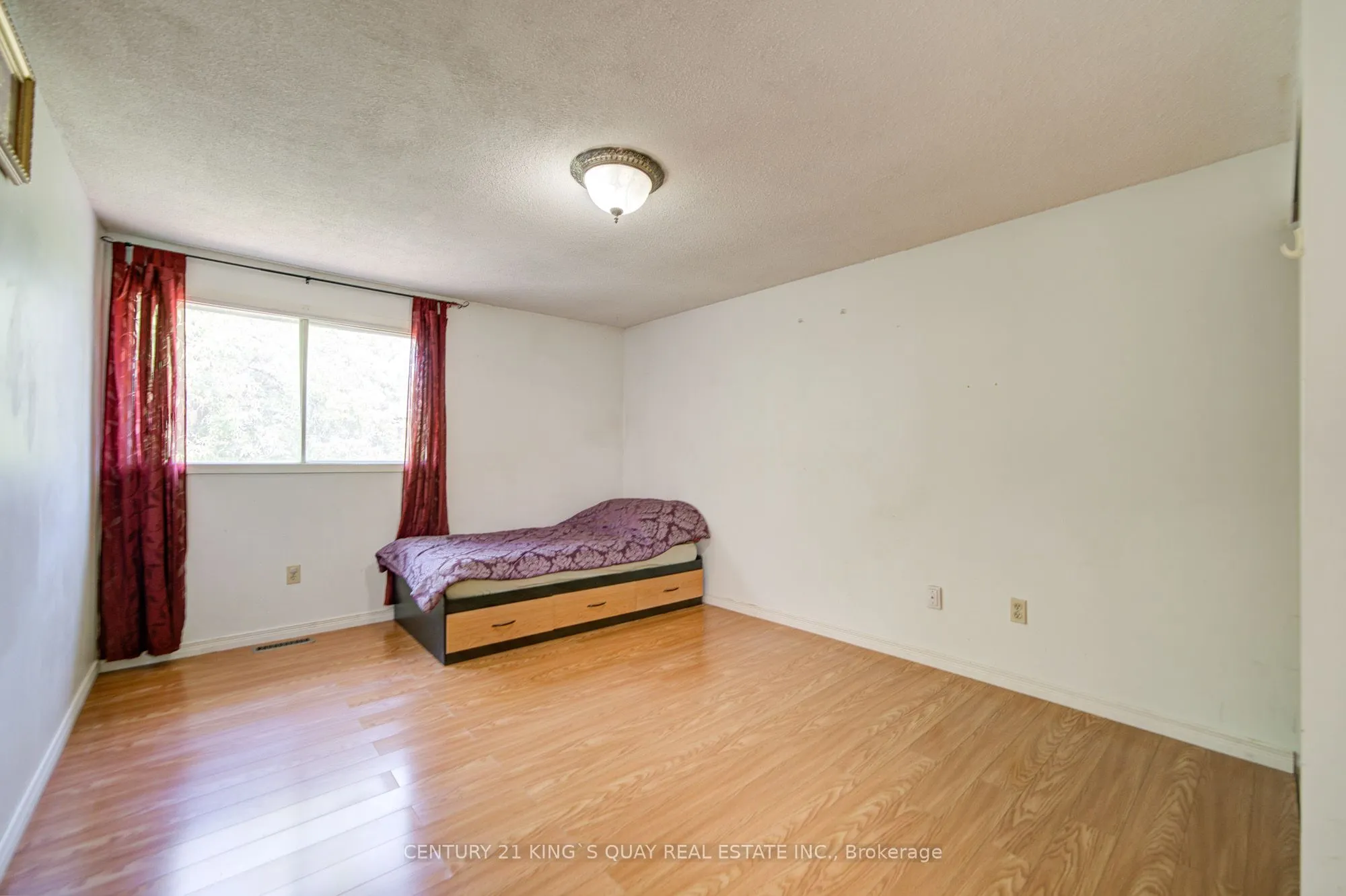 6 Cottsmore Crescent