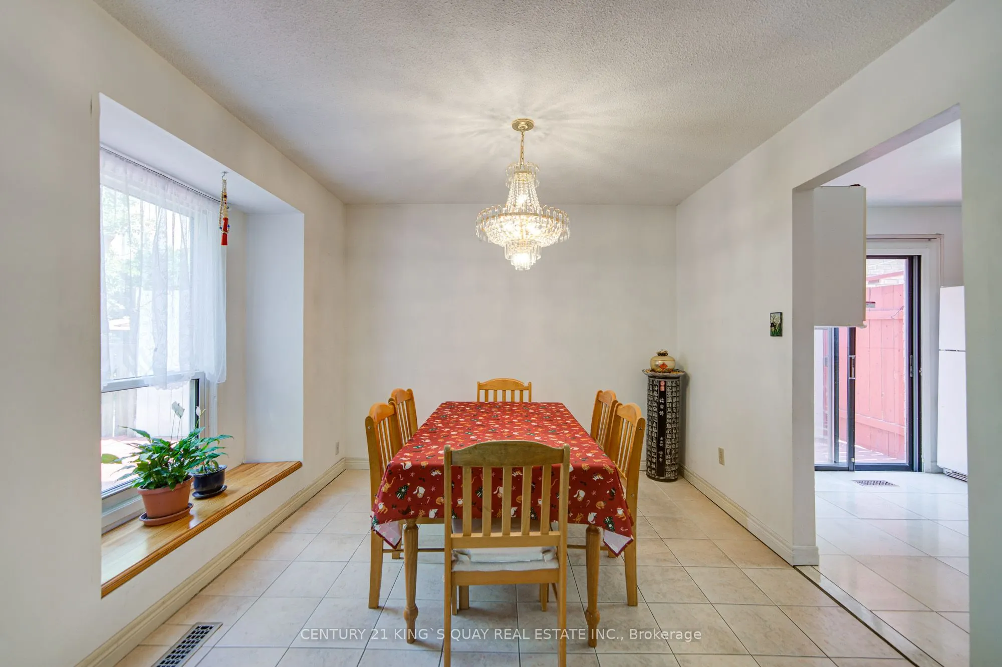 6 Cottsmore Crescent